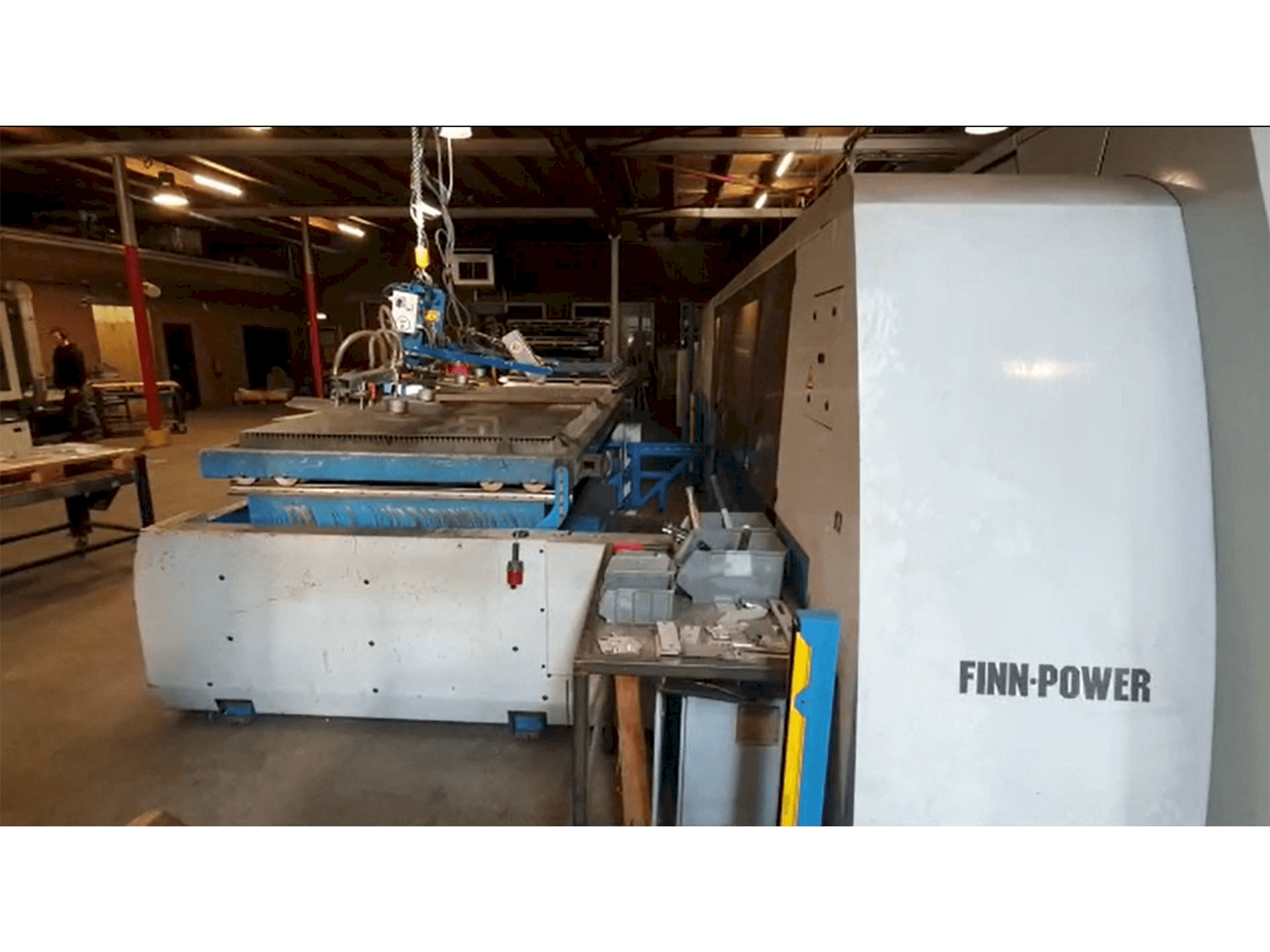 Čelní pohled na Finn-Power L6 4kW CO2 stroj