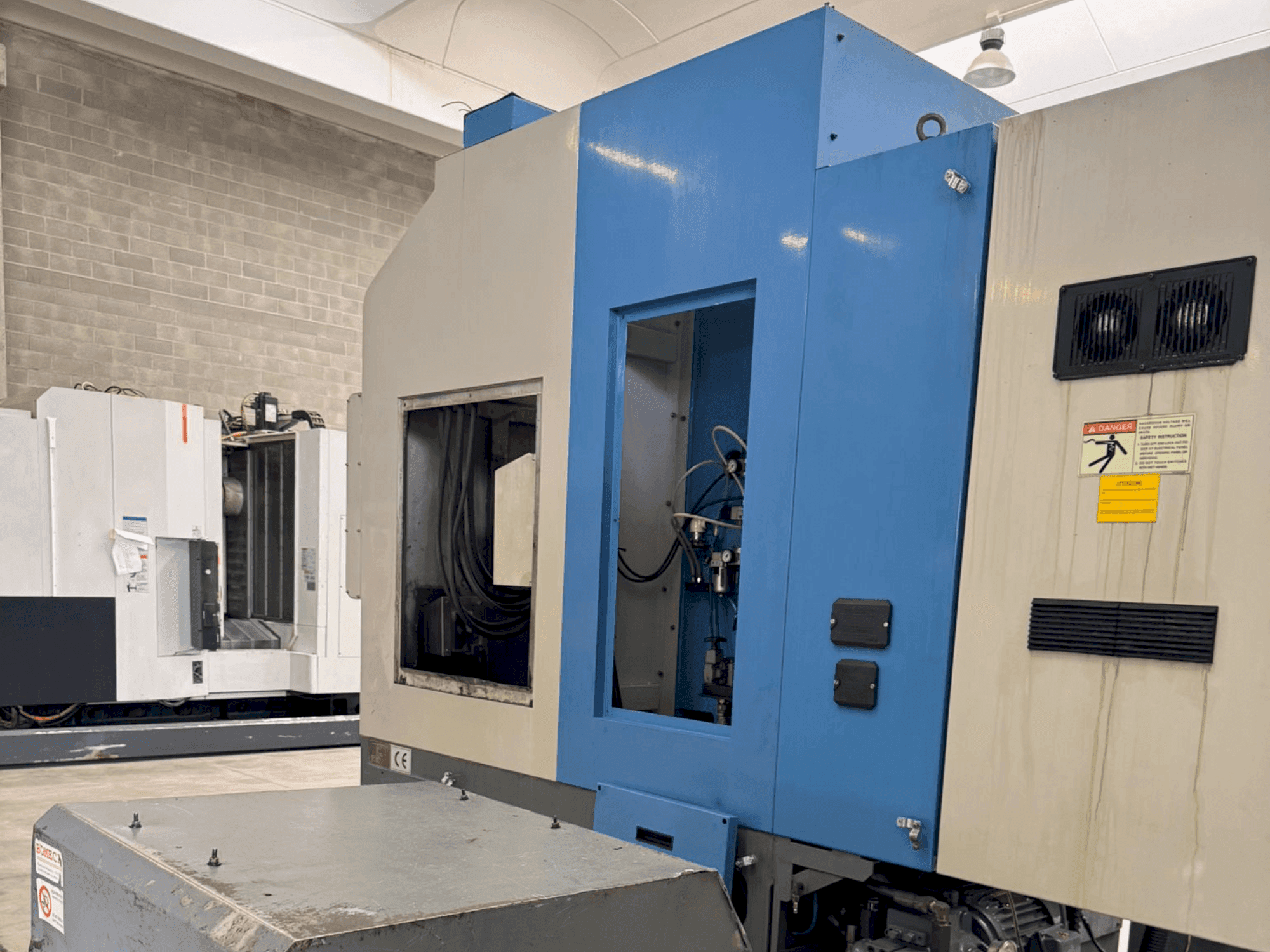 Čelní pohled na HYUNDAI KIA Hyundai HiT V5R stroj