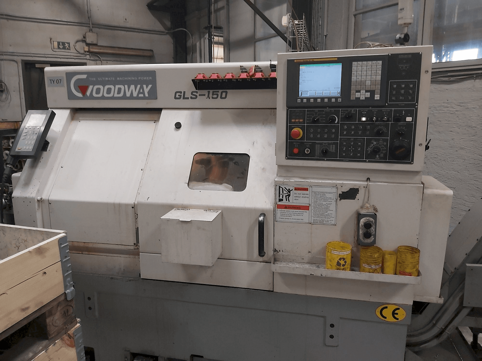 Čelní pohled na Goodway GLS-150 stroj