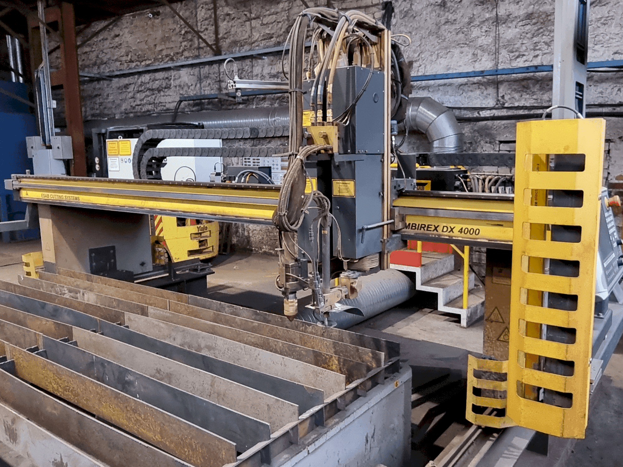 Čelní pohled na ESAB Combirex DX 4000 stroj