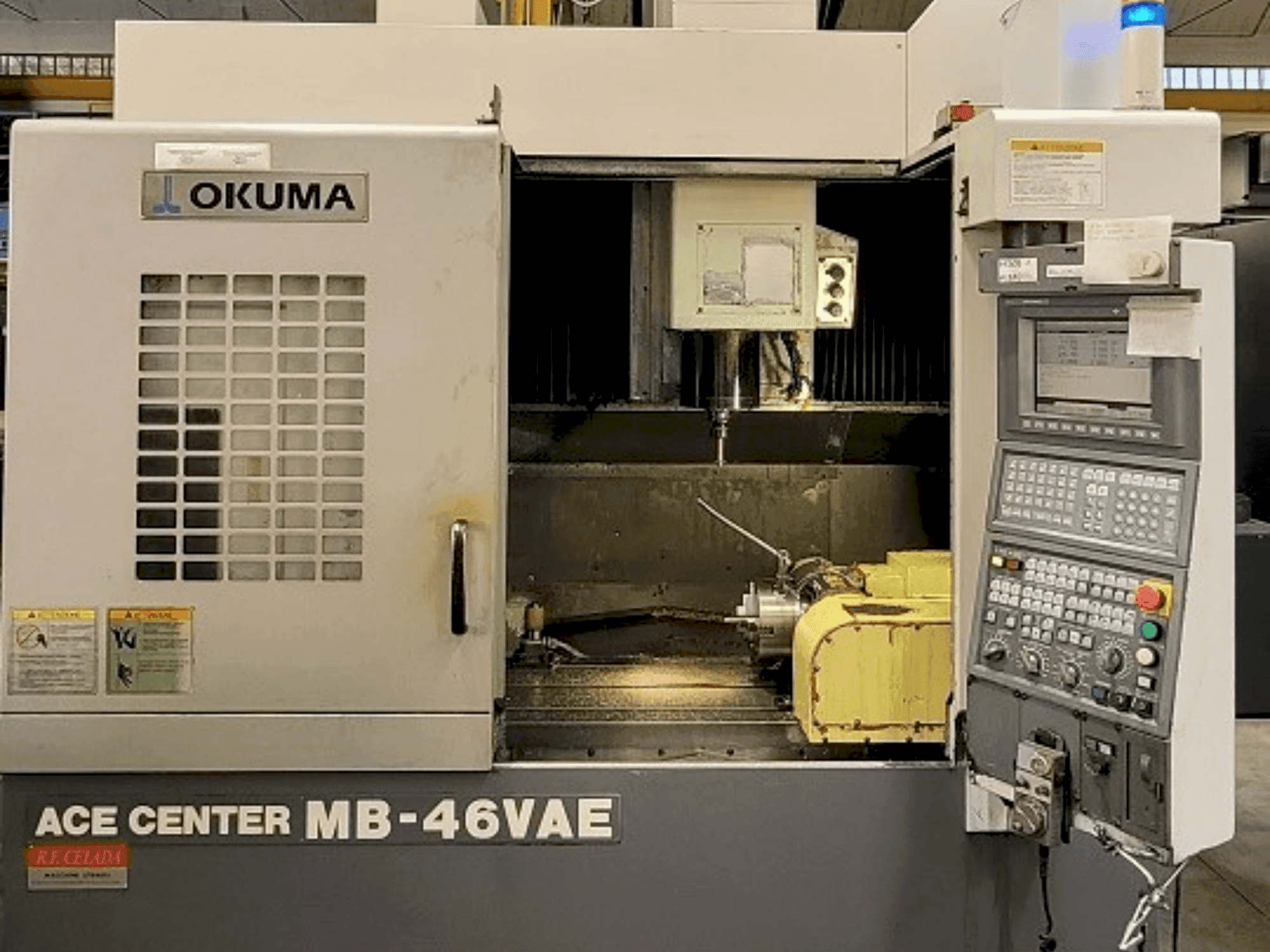 Čelní pohled na Okuma MB-46VAE stroj