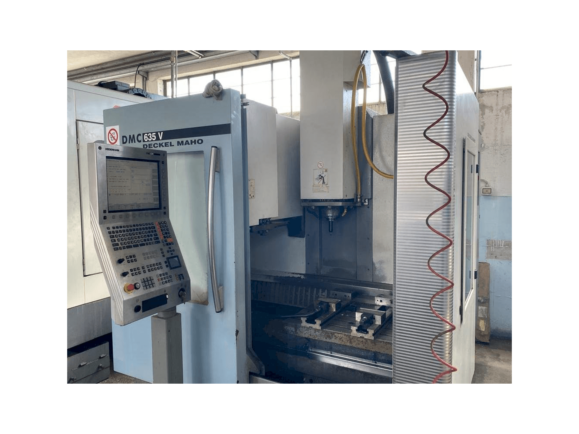 Čelní pohled na DECKEL MAHO DMC 635V stroj