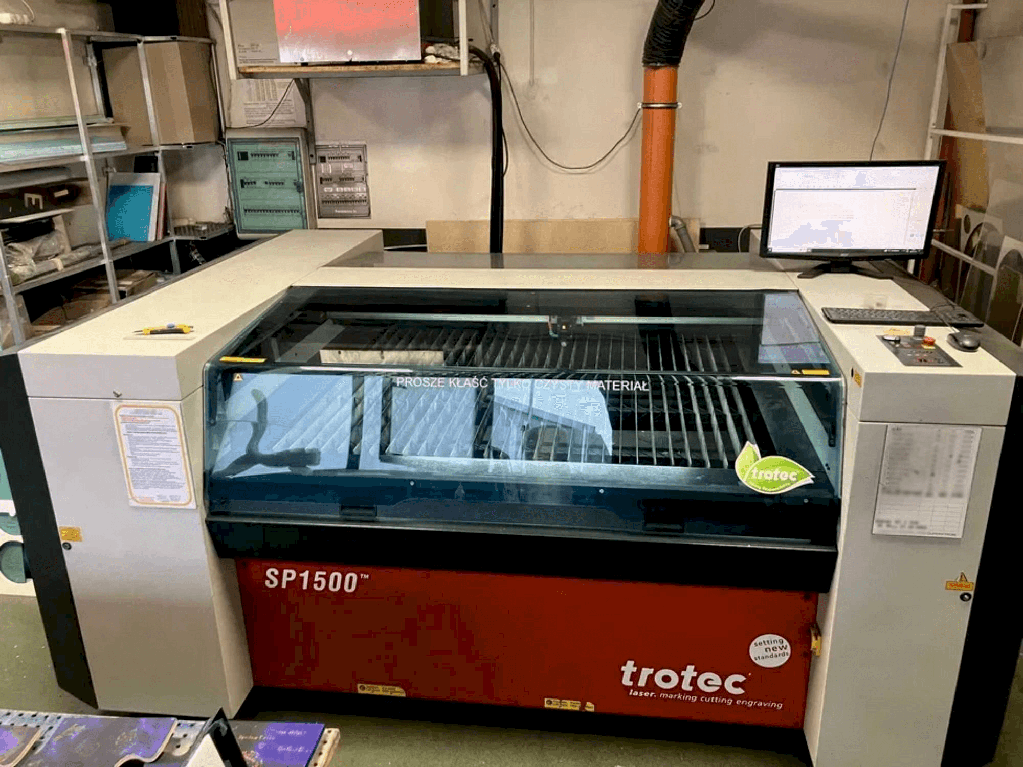 Čelní pohled na Trotec SP1500 stroj