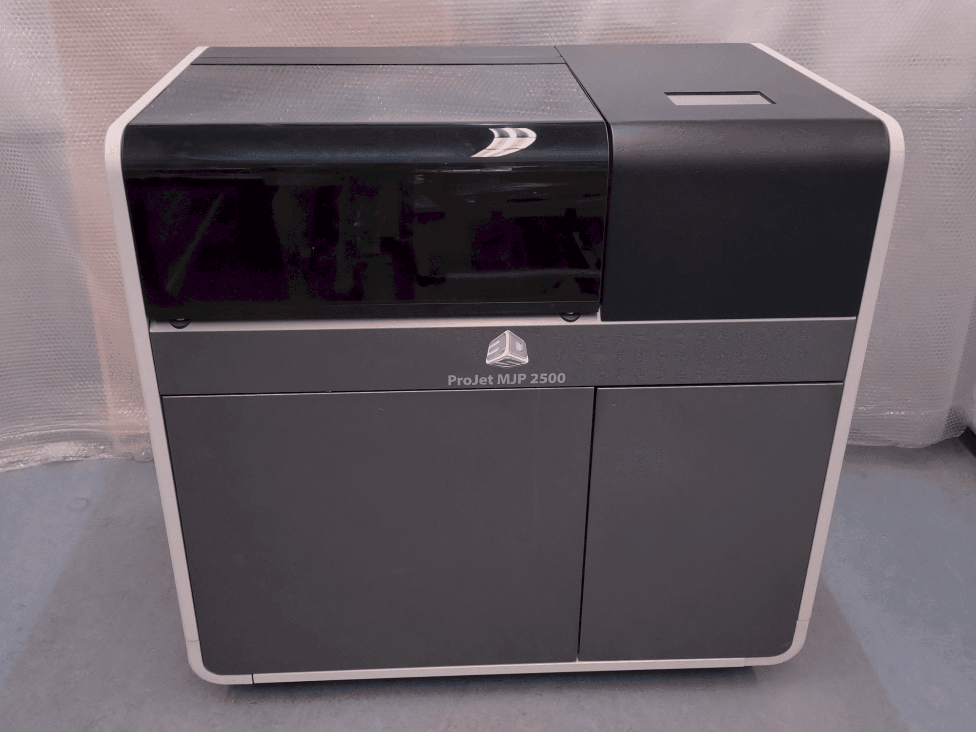 Čelní pohled na 3DSYSTEMS ProJet 2500 Plus stroj
