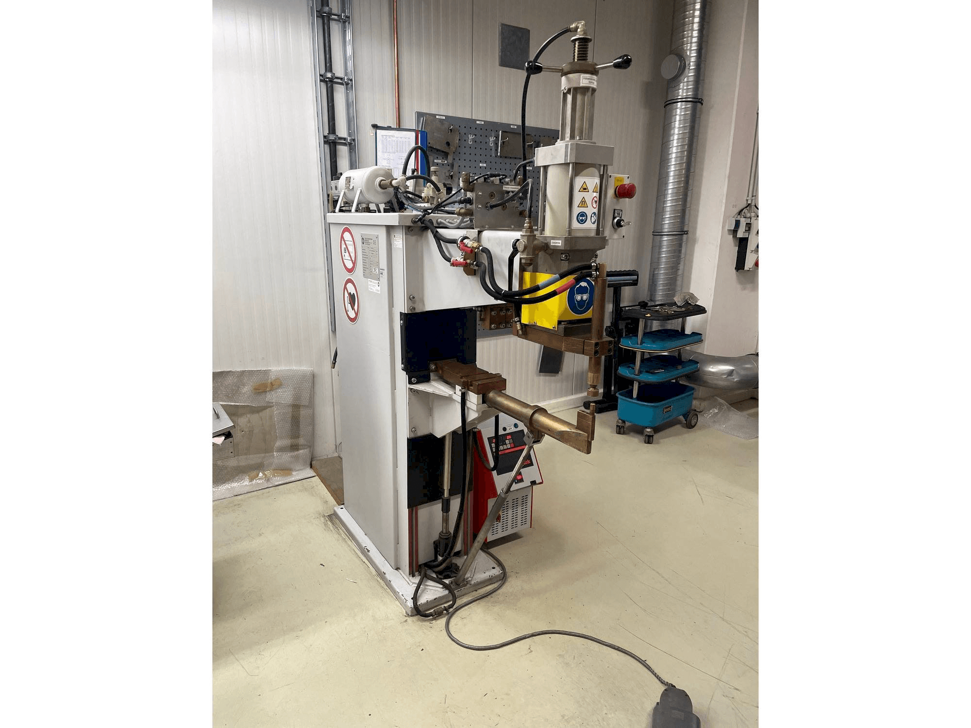 Čelní pohled na ESD 8212 S stroj