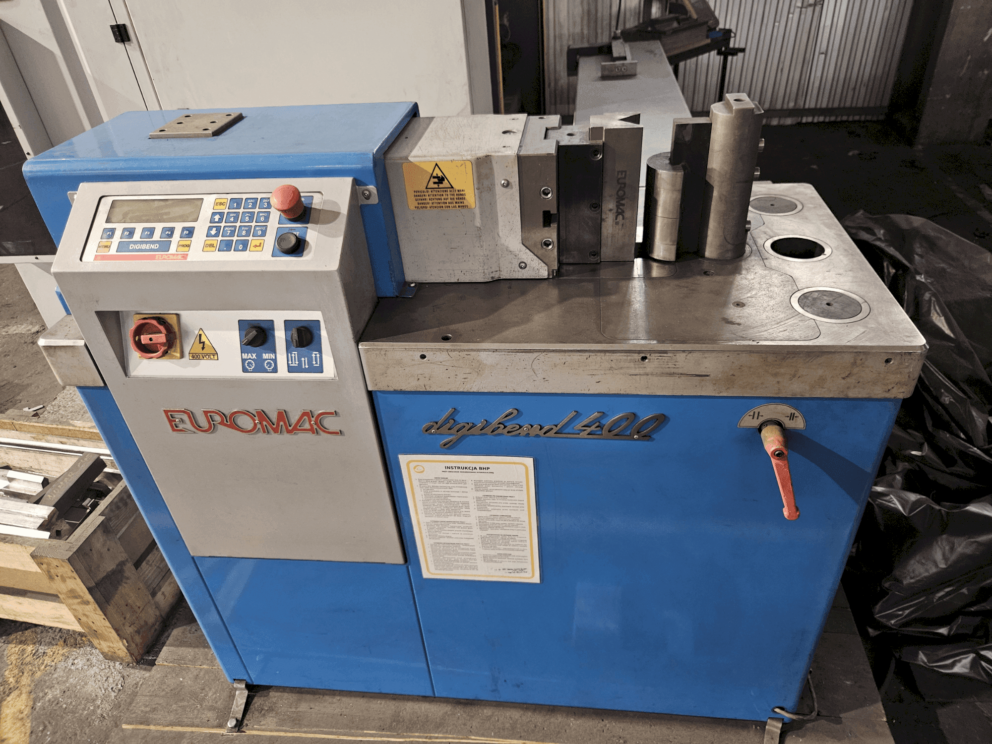Čelní pohled na Euromac DIGIBEND 400 CNC stroj