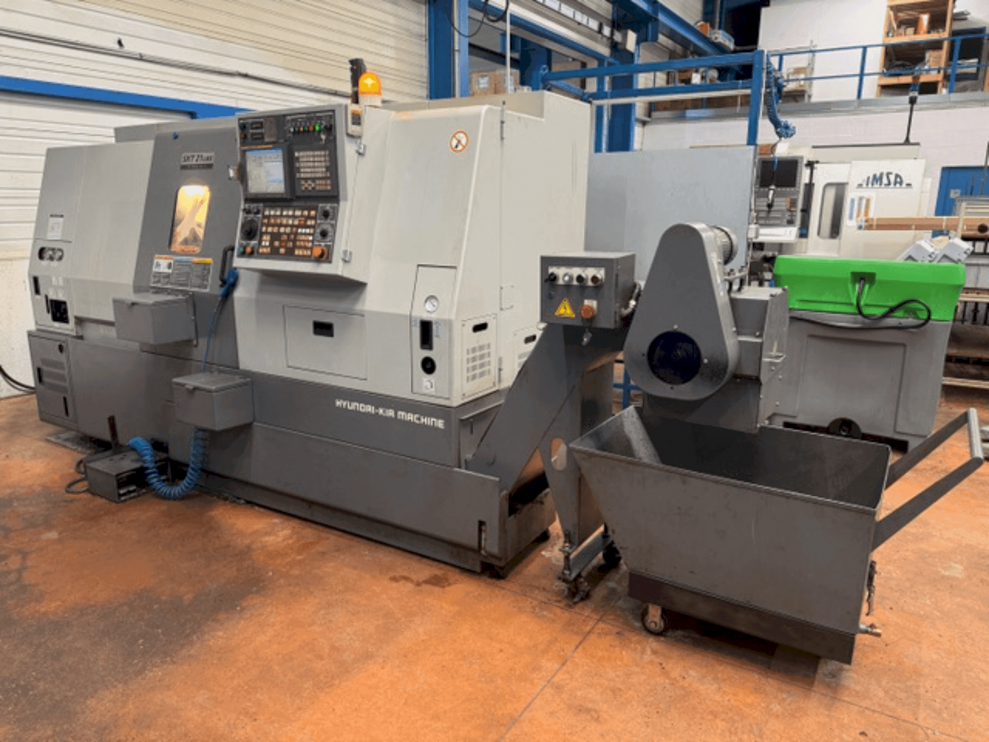 Čelní pohled na HYUNDAI KIA SKT21LMS stroj