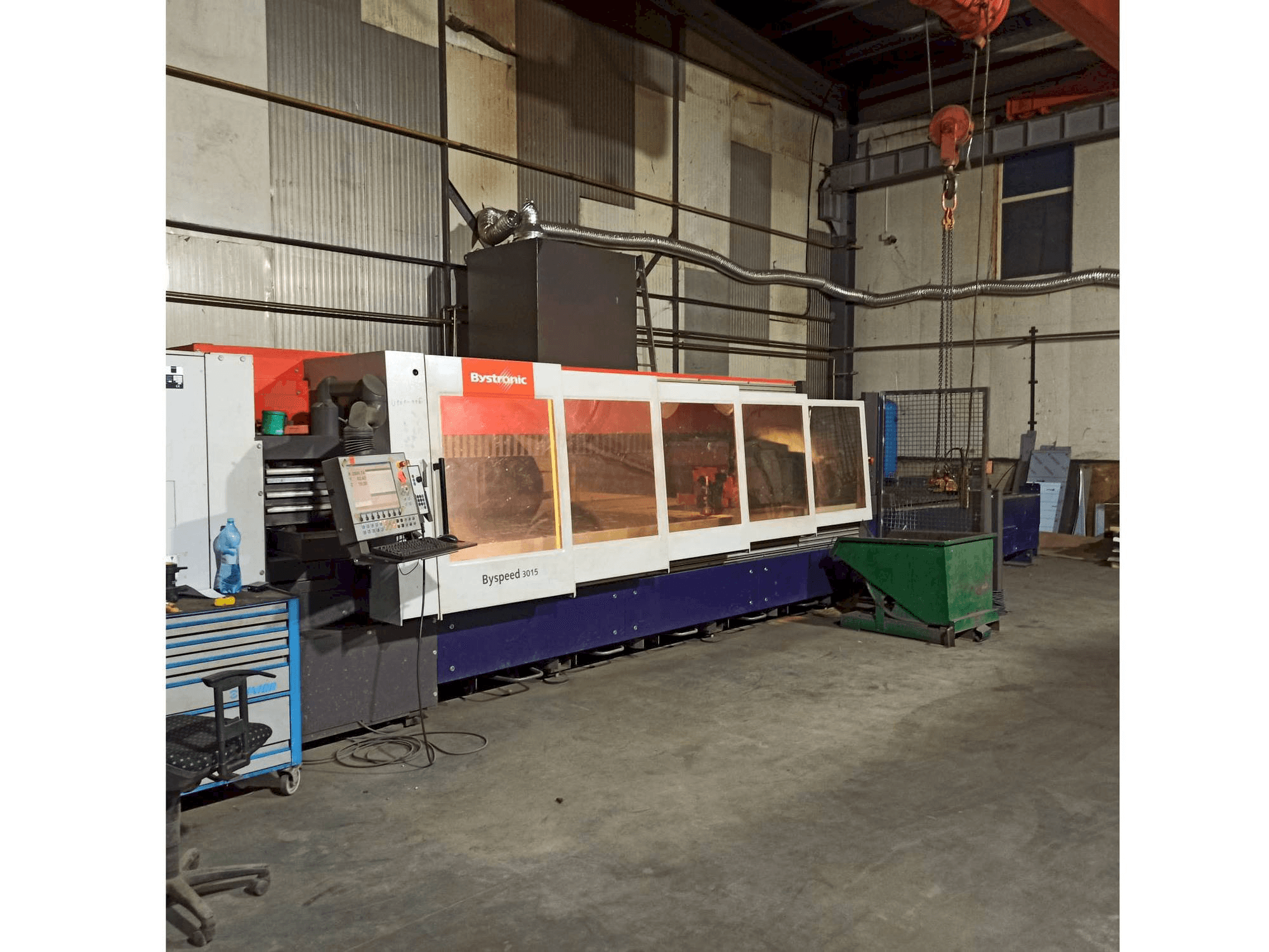 Čelní pohled na Bystronic BySpeed 3015 stroj