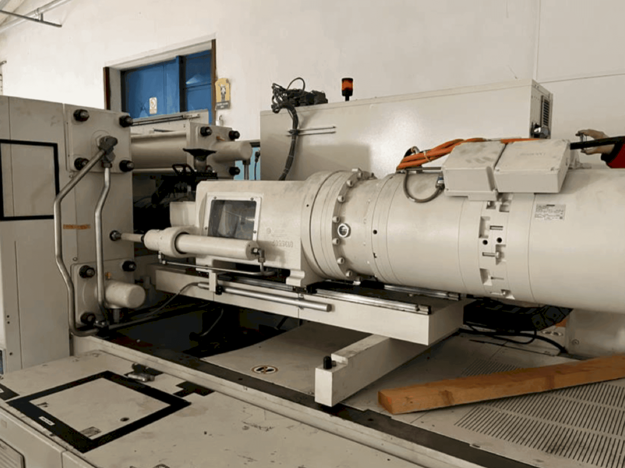 Čelní pohled na Krauss Maffei 200-750 CX stroj