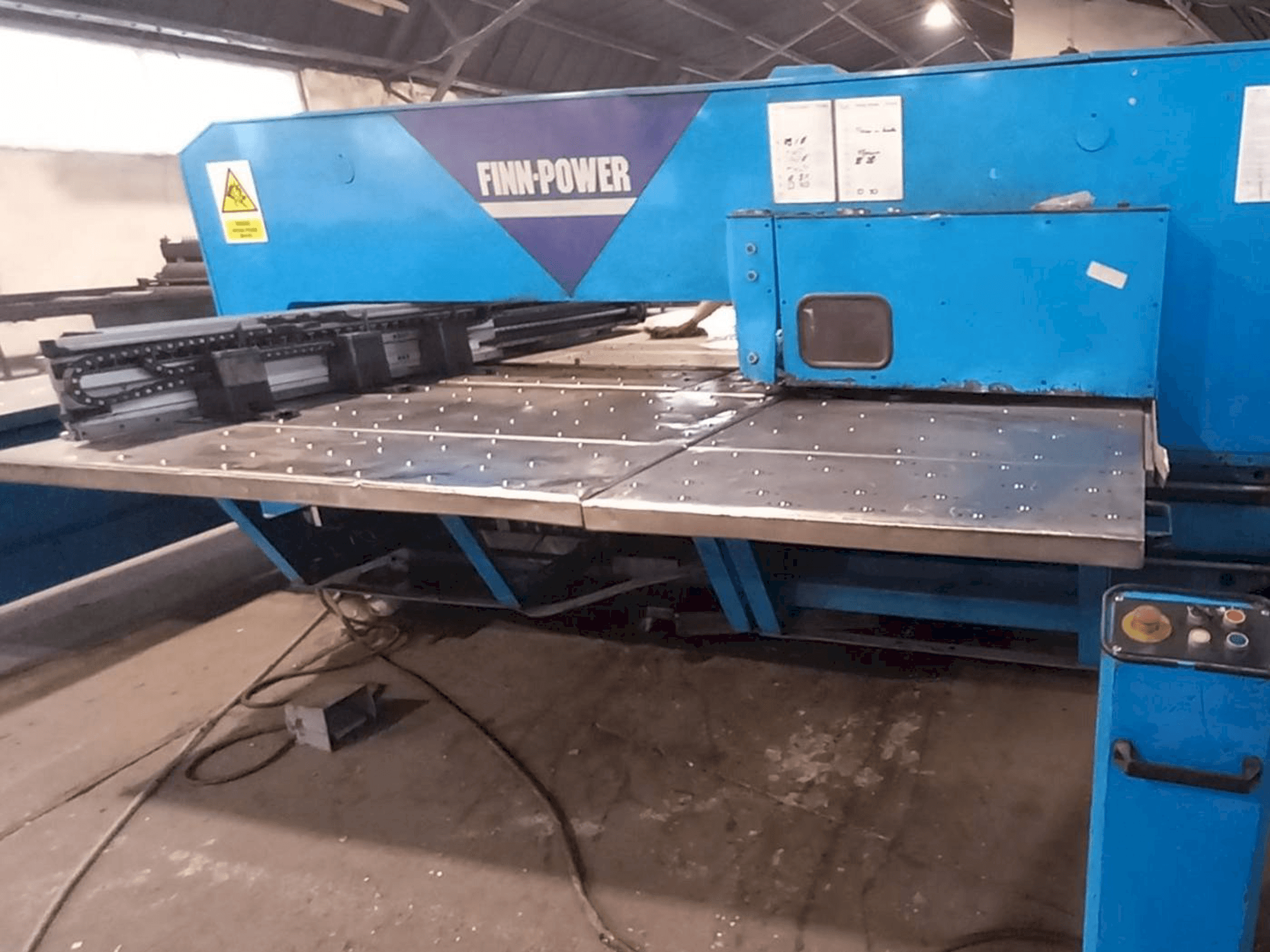 Čelní pohled na Finn-Power TP2515I/21/AM stroj
