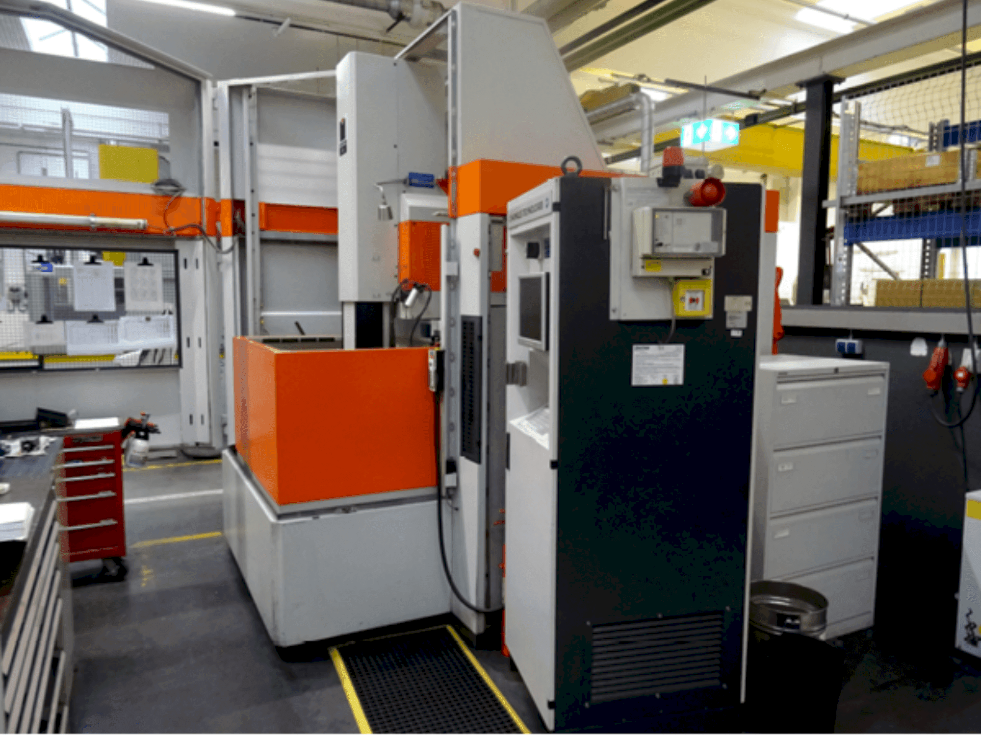 Čelní pohled na CHARMILLES Roboform 41 stroj