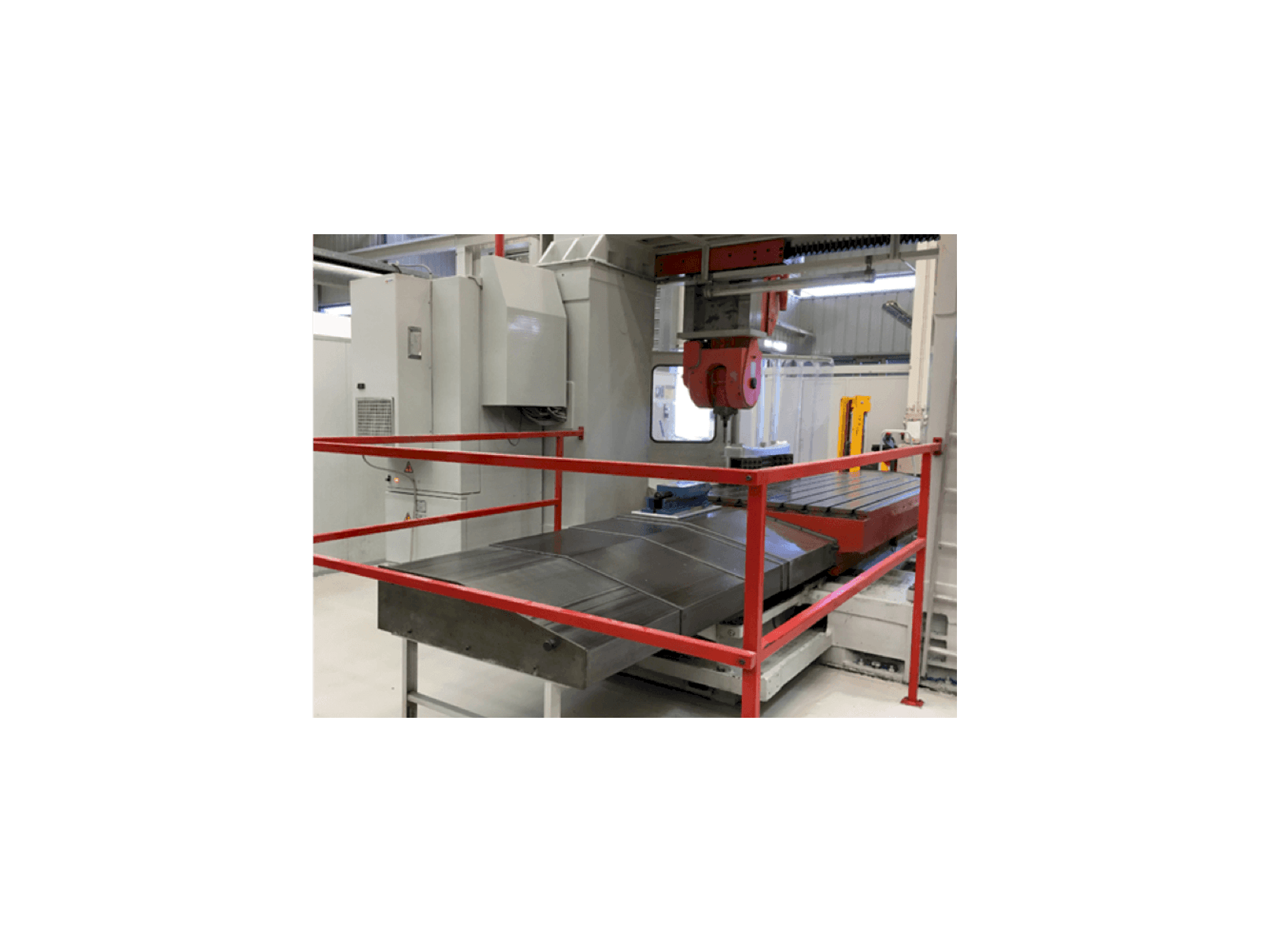 Čelní pohled na Zayer KP 3000 AR stroj