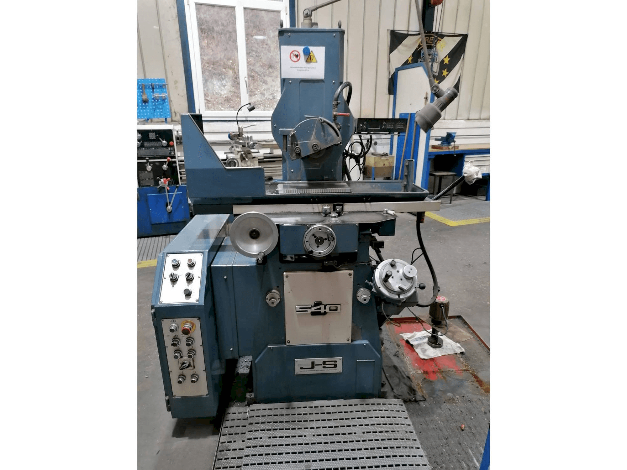 Čelní pohled na Jones & Shipman 540 stroj