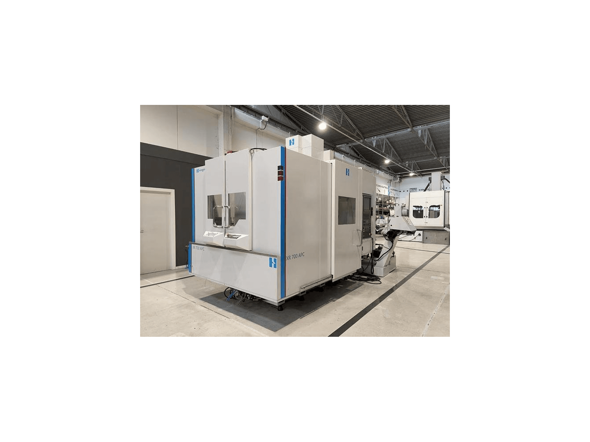 Čelní pohled na Bridgeport XR-700 APC stroj