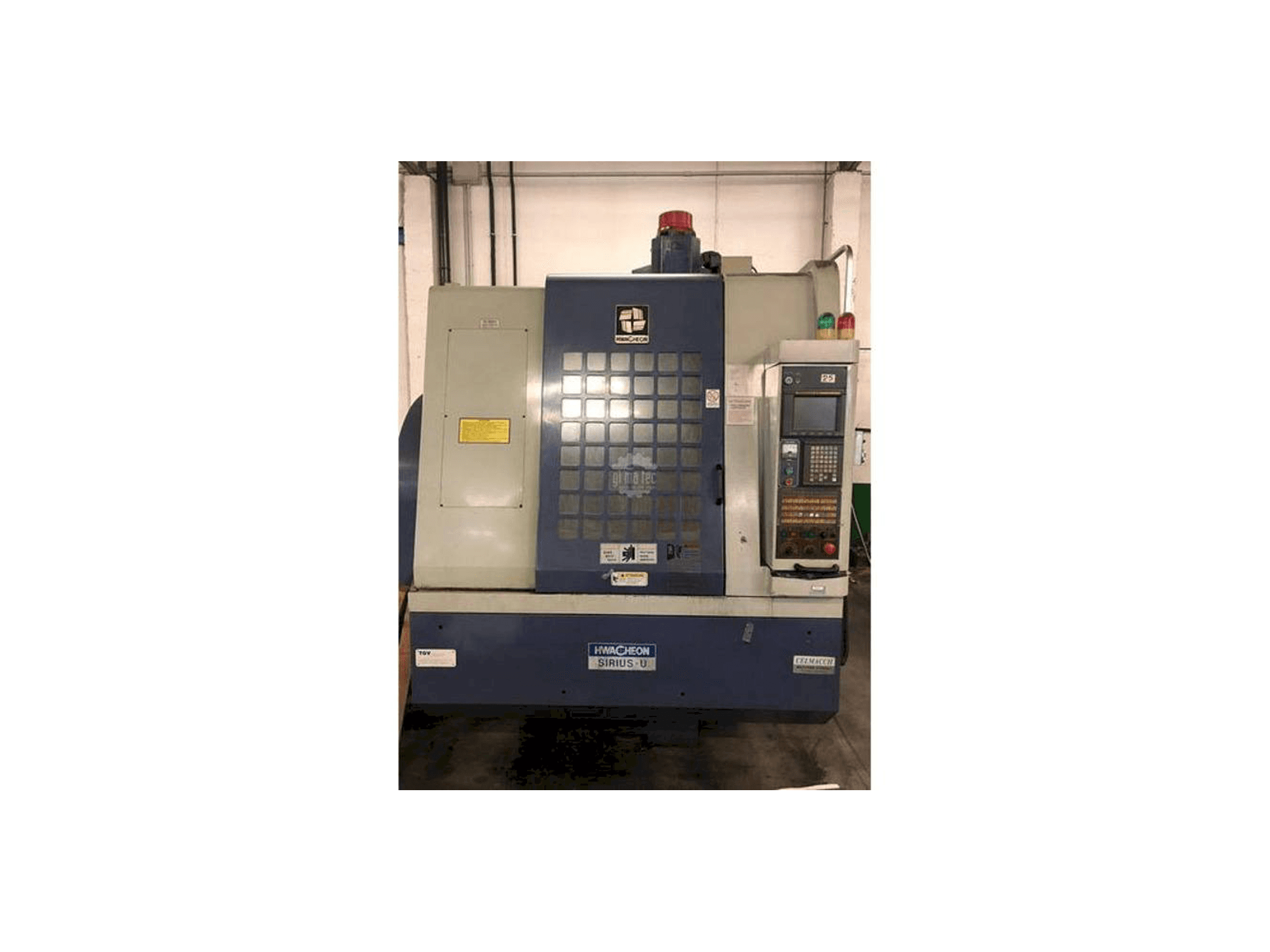 Čelní pohled na HWACHEON SIRIUS U stroj