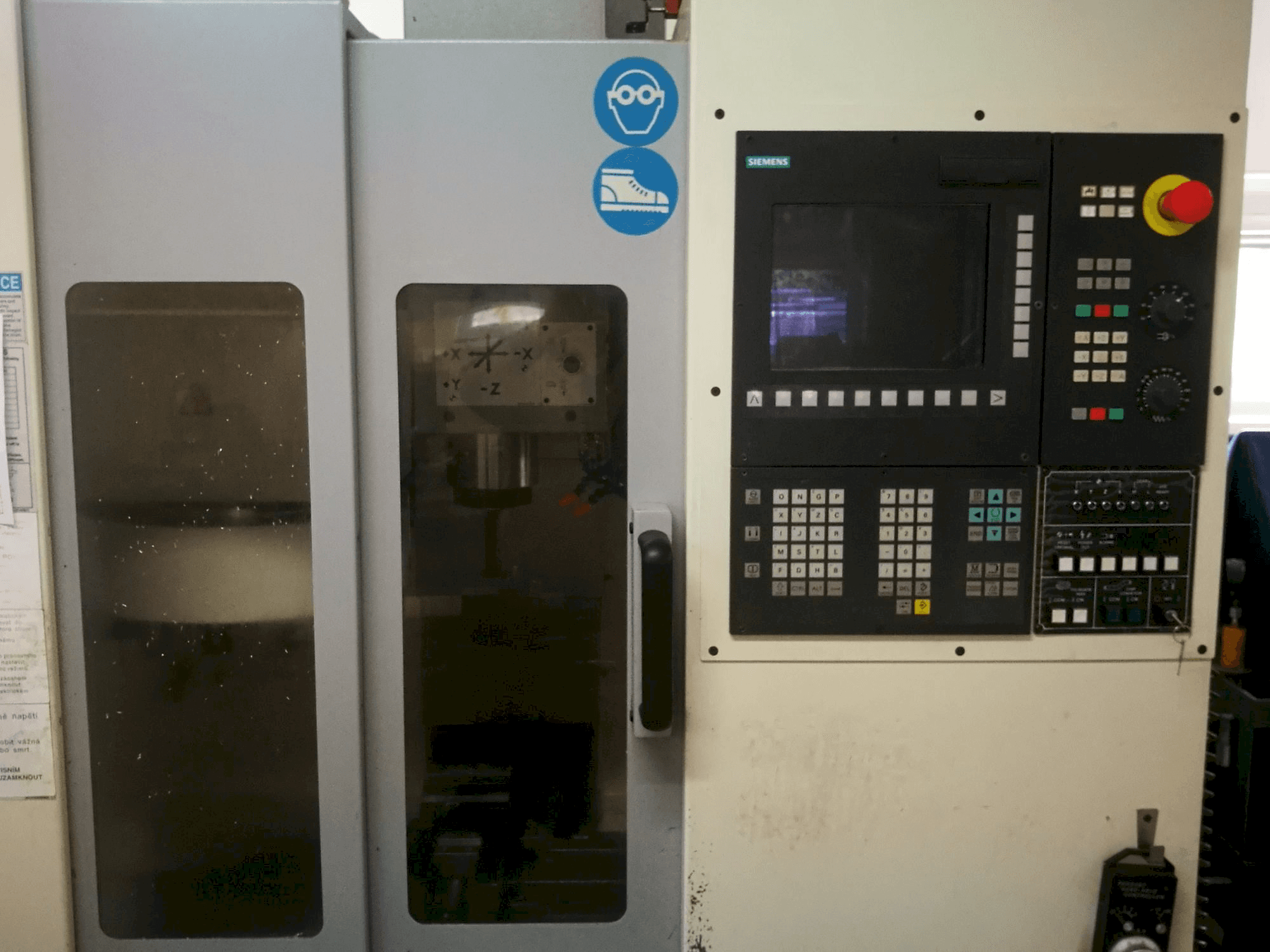 Čelní pohled na Chevalier 1418 VMC-40 stroj