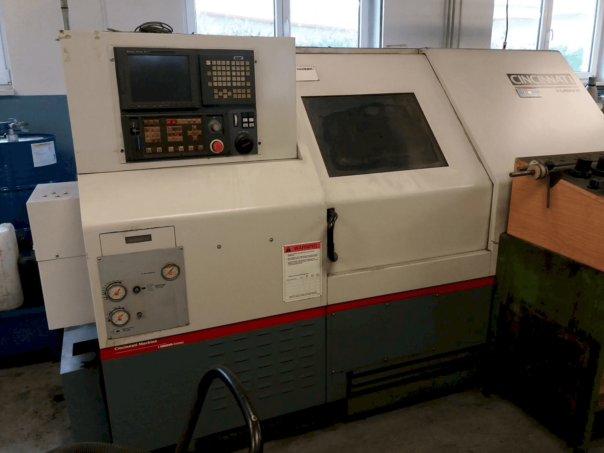 Čelní pohled na Cincinnati HAWK-200M stroj