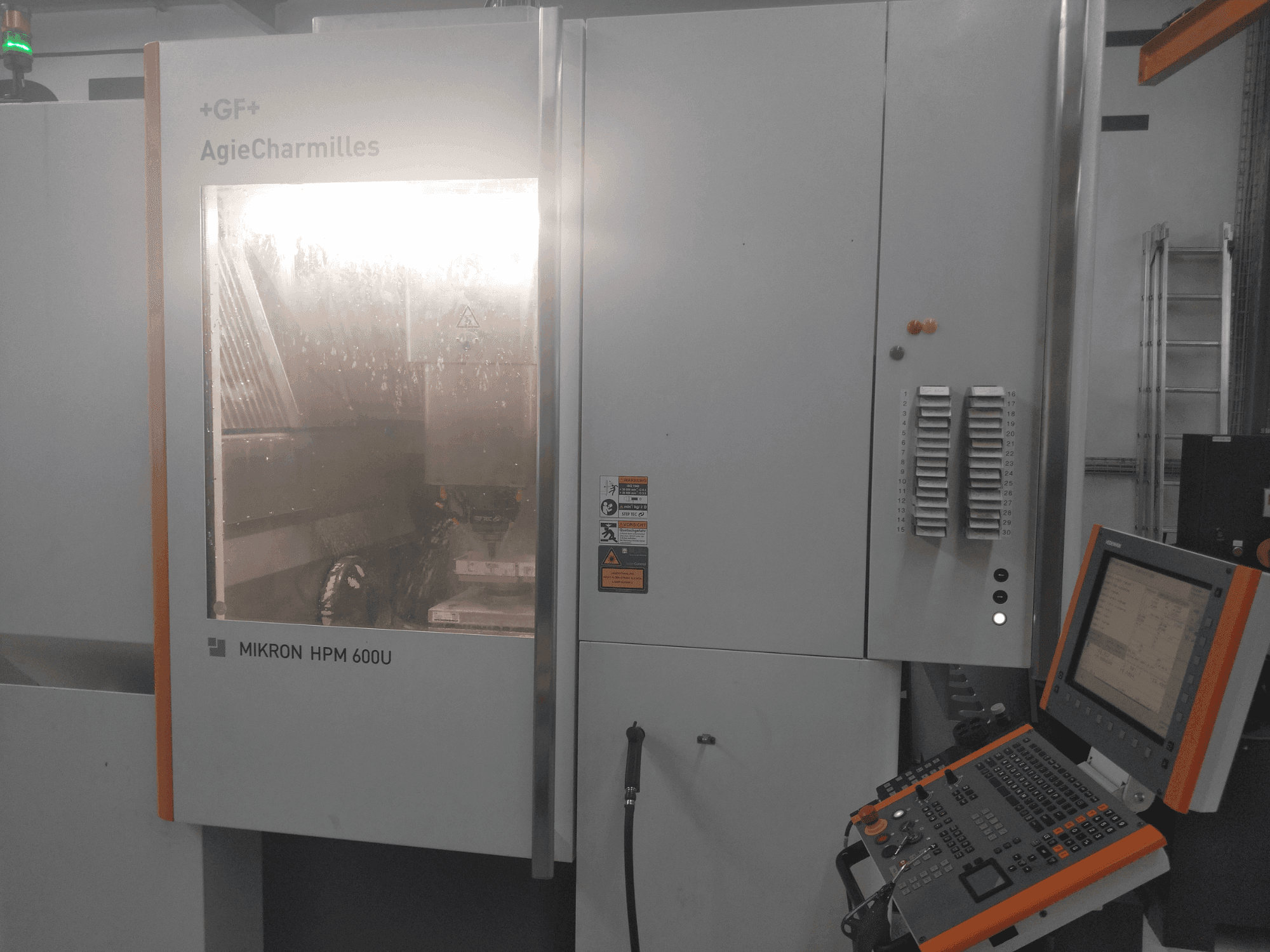 Čelní pohled na MIKRON HPM 600U stroj