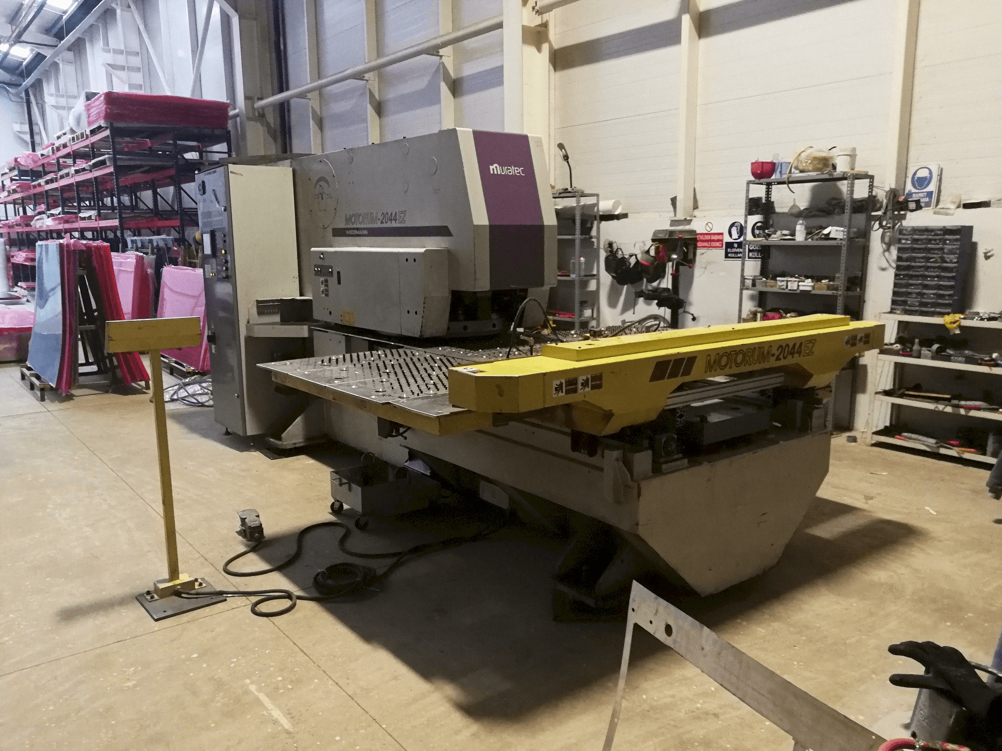 Levý boční pohled na Muratec Motorum 2044 EZ stroj