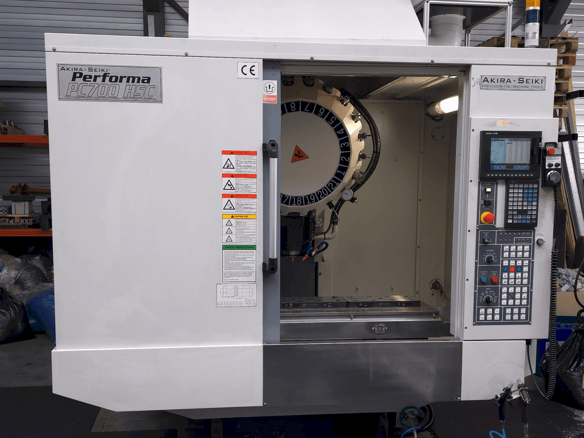 Čelní pohled na Akira Seiki PC700HSC stroj