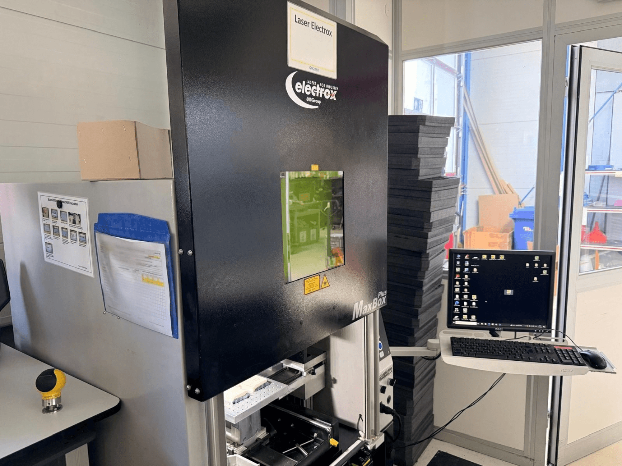 Laserový značkovací stroj ELECTROX MaxBox Plus v bočním pohledu, s ovládacím monitorem, zeleným pozorovacím okénkem a pracovním prostorem.
