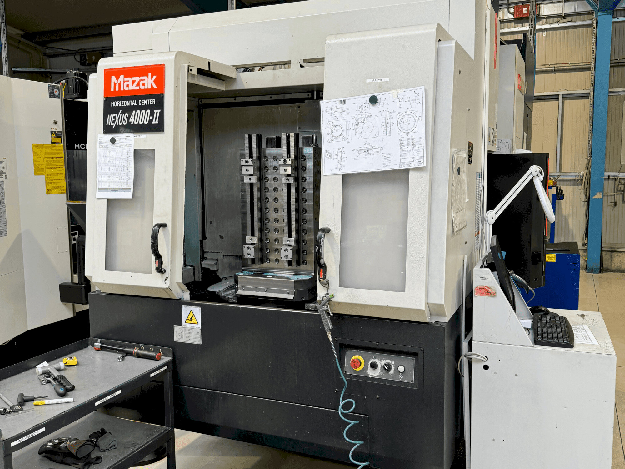 Čelní pohled na Mazak HCN 4000 II stroj