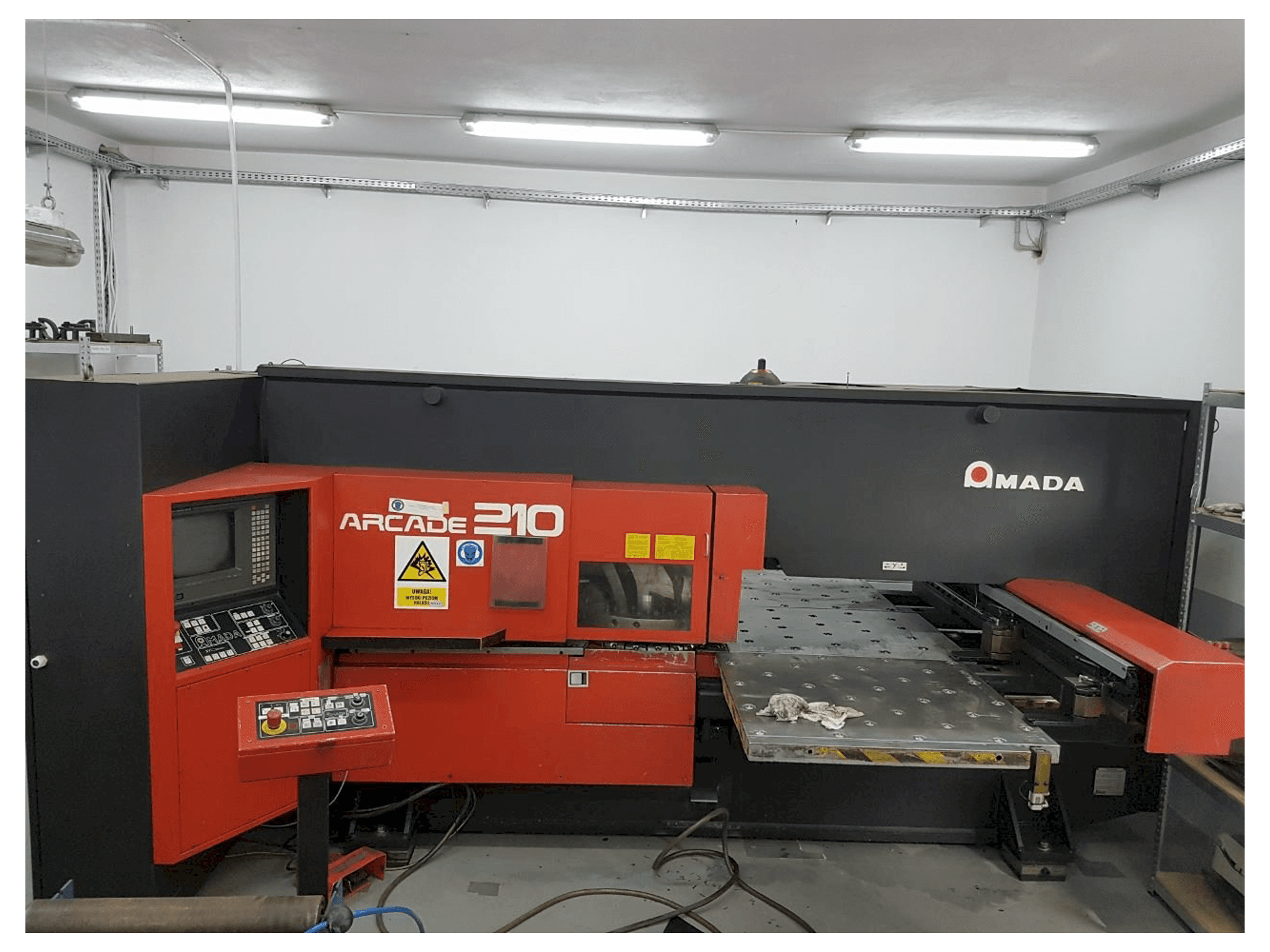 Čelní pohled na AMADA ARCADE 210 stroj