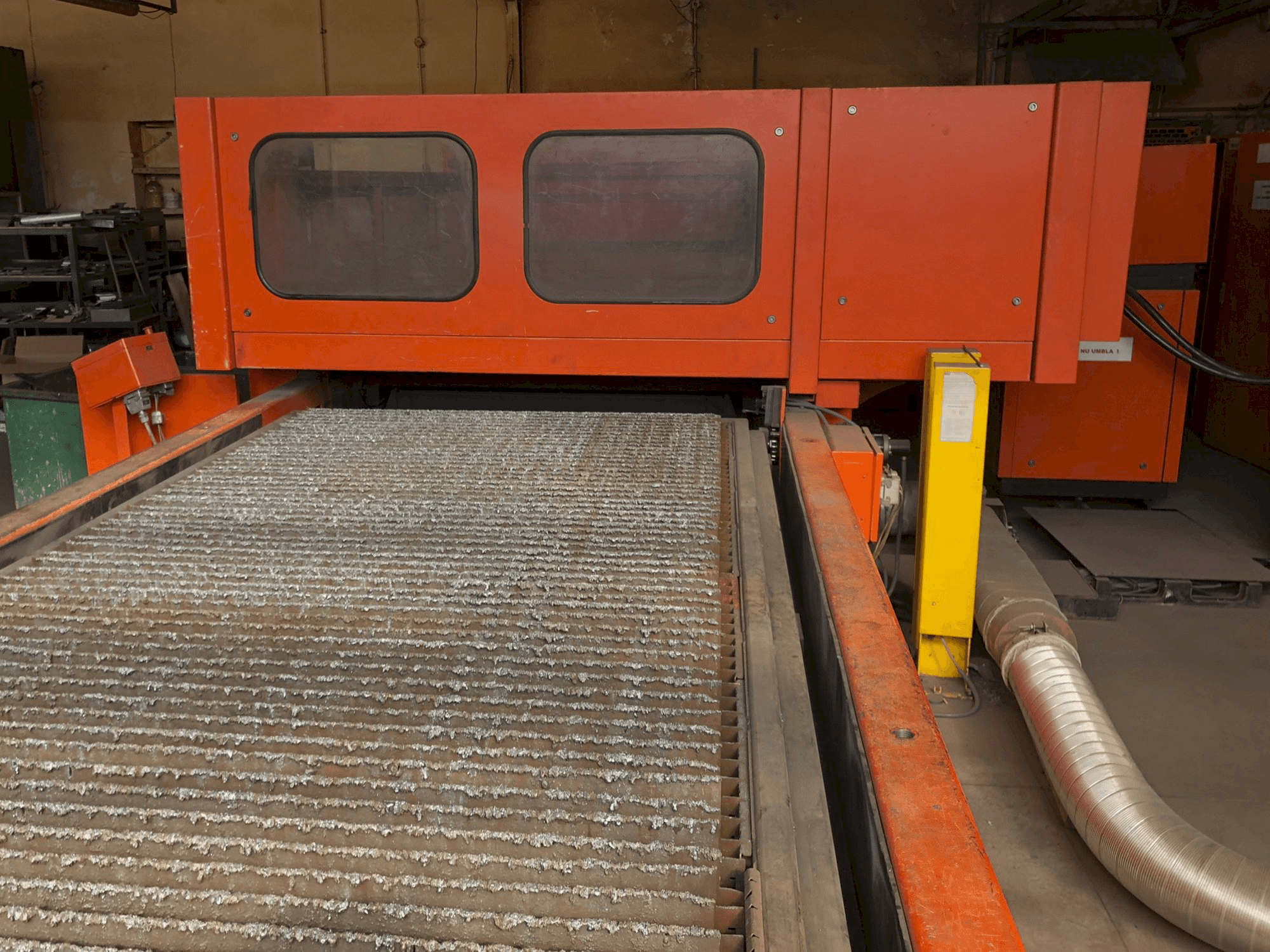 Čelní pohled na Bystronic Bystar 3015 stroj