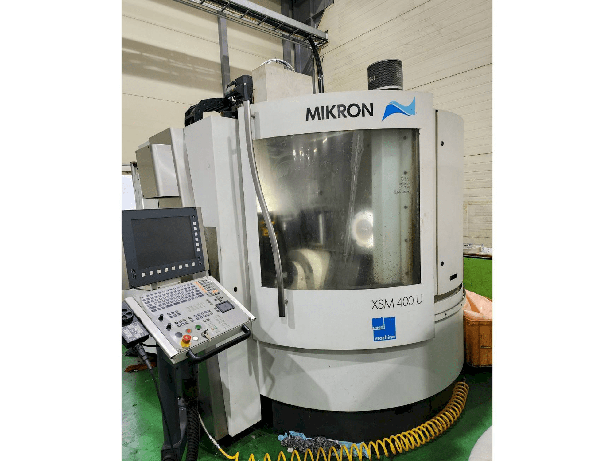 Čelní pohled na MIKRON XSM 400 U stroj