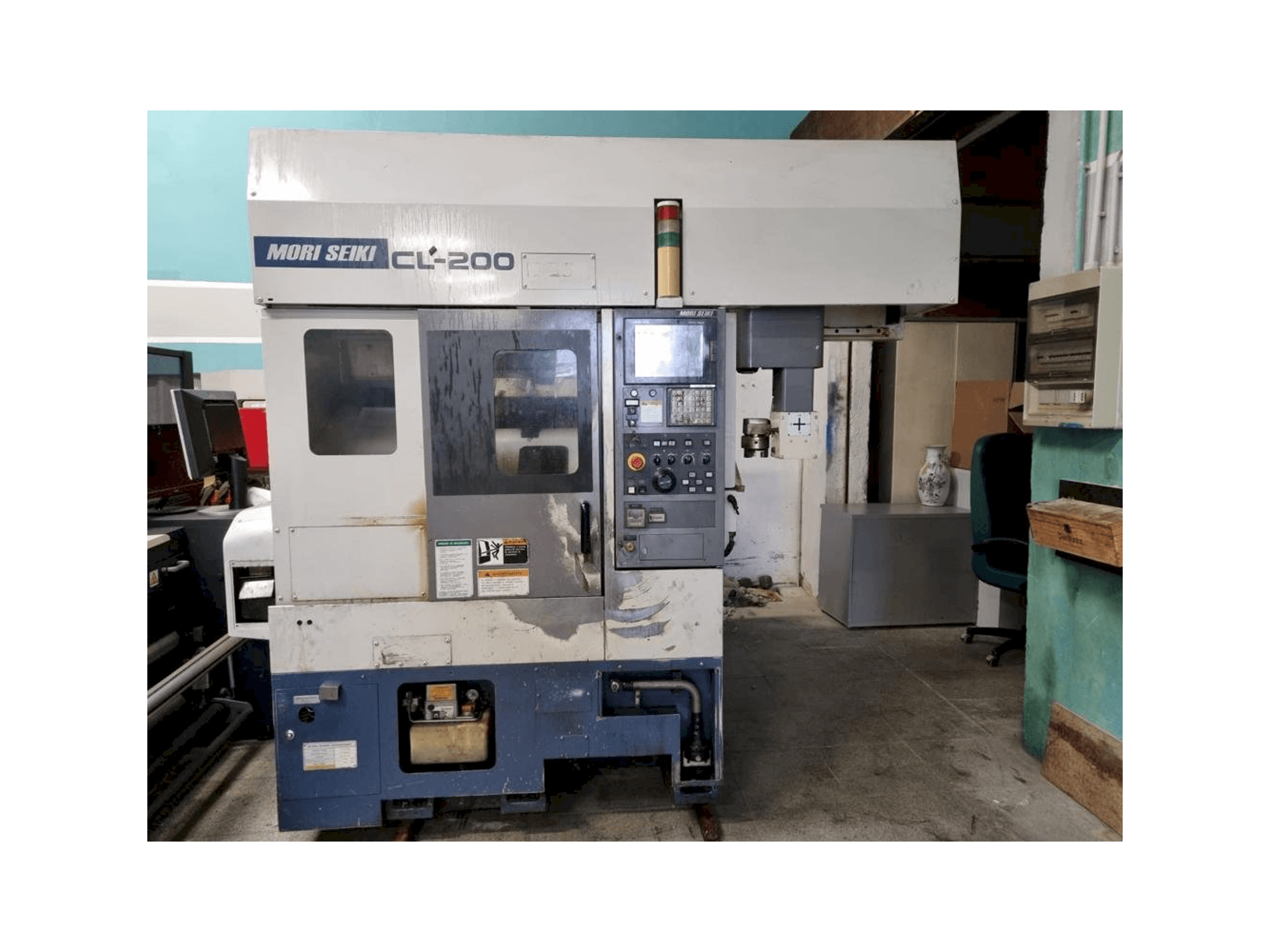 Čelní pohled na MORI SEIKI CL-200 stroj