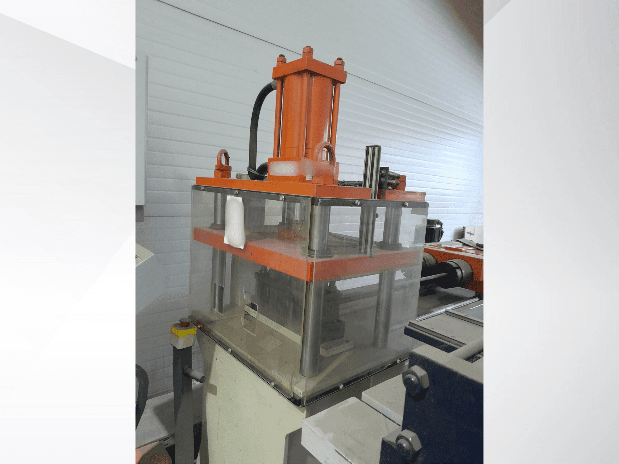 Čelní pohled na UZMA MAKINA PDM 30 stroj