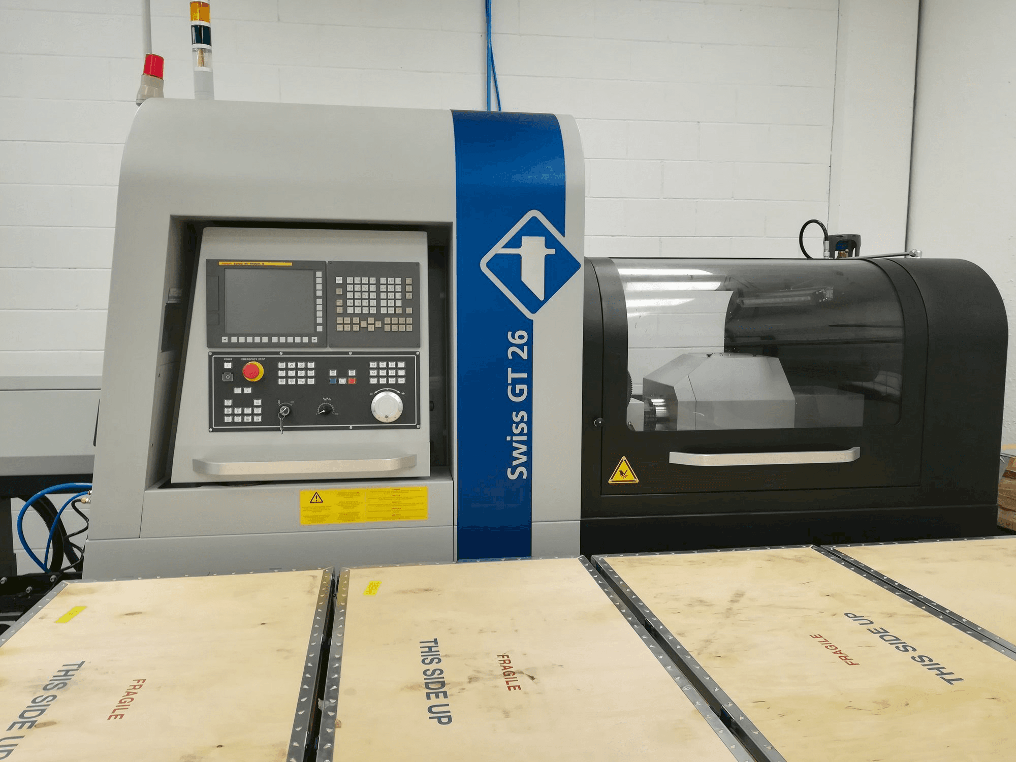 Čelní pohled na Swiss GT 26 stroj