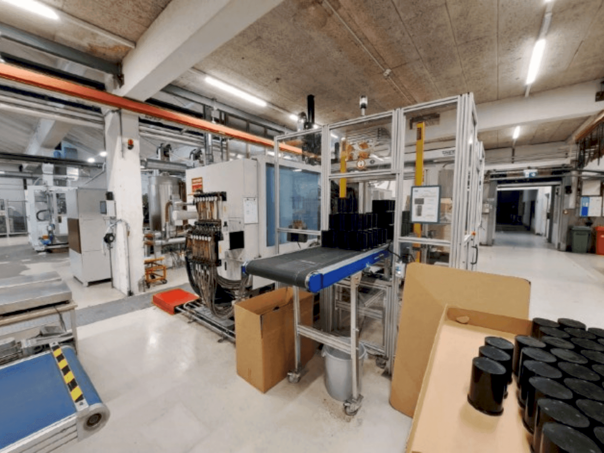 Čelní pohled na WITTMANN TM Xpress 270/2250 Unilopg B6P stroj