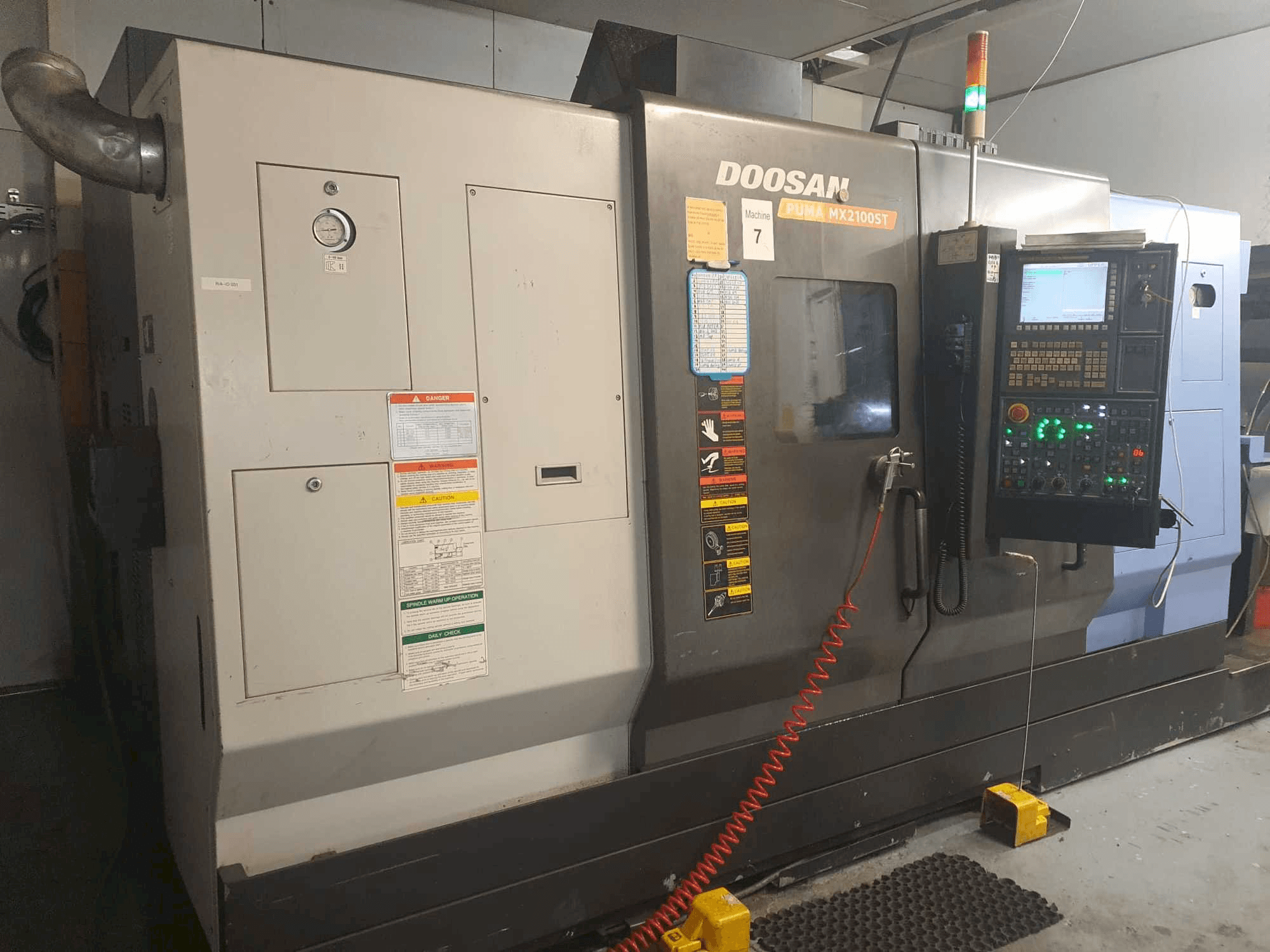 Čelní pohled na Doosan Puma MX2100ST stroj
