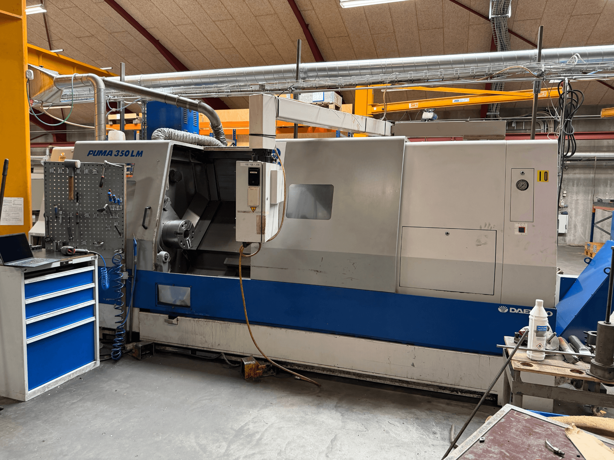 Horizontální soustruh DAEWOO Puma 350 LMA, boční pohled, na kterém je vidět ovládací panel a pracovní prostor s nástroji.