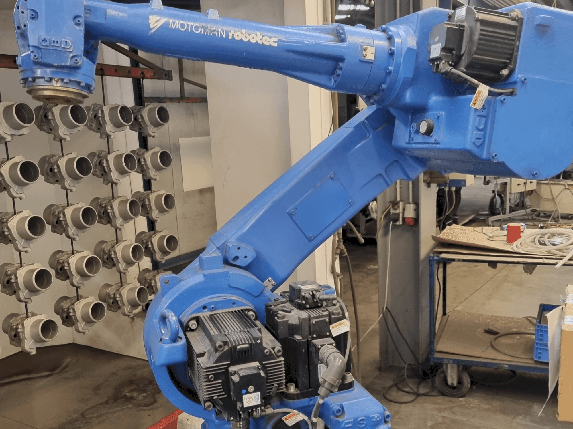 Čelní pohled na MOTOMAN UP50N stroj