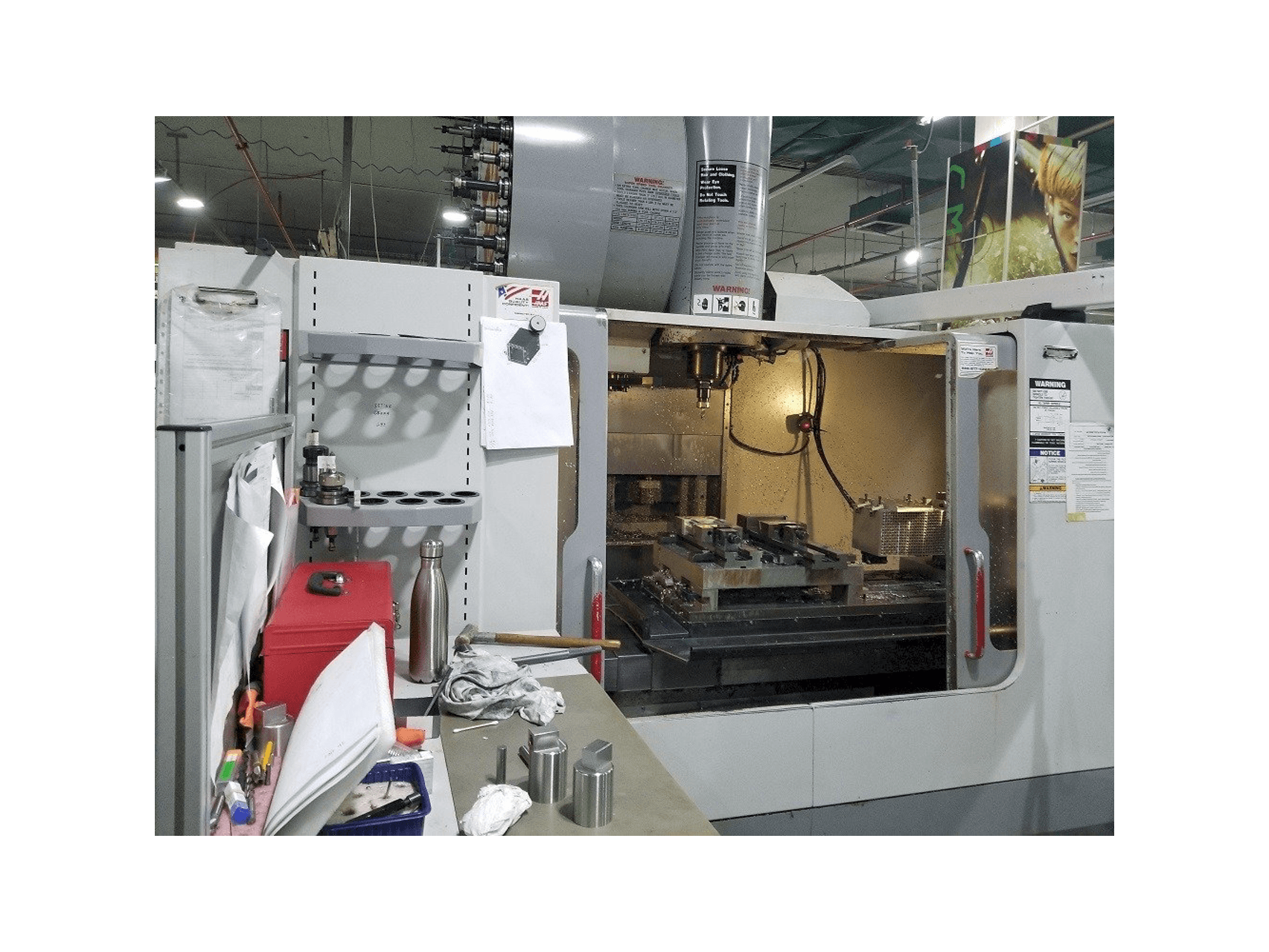 Čelní pohled na HAAS VF-4SS stroj