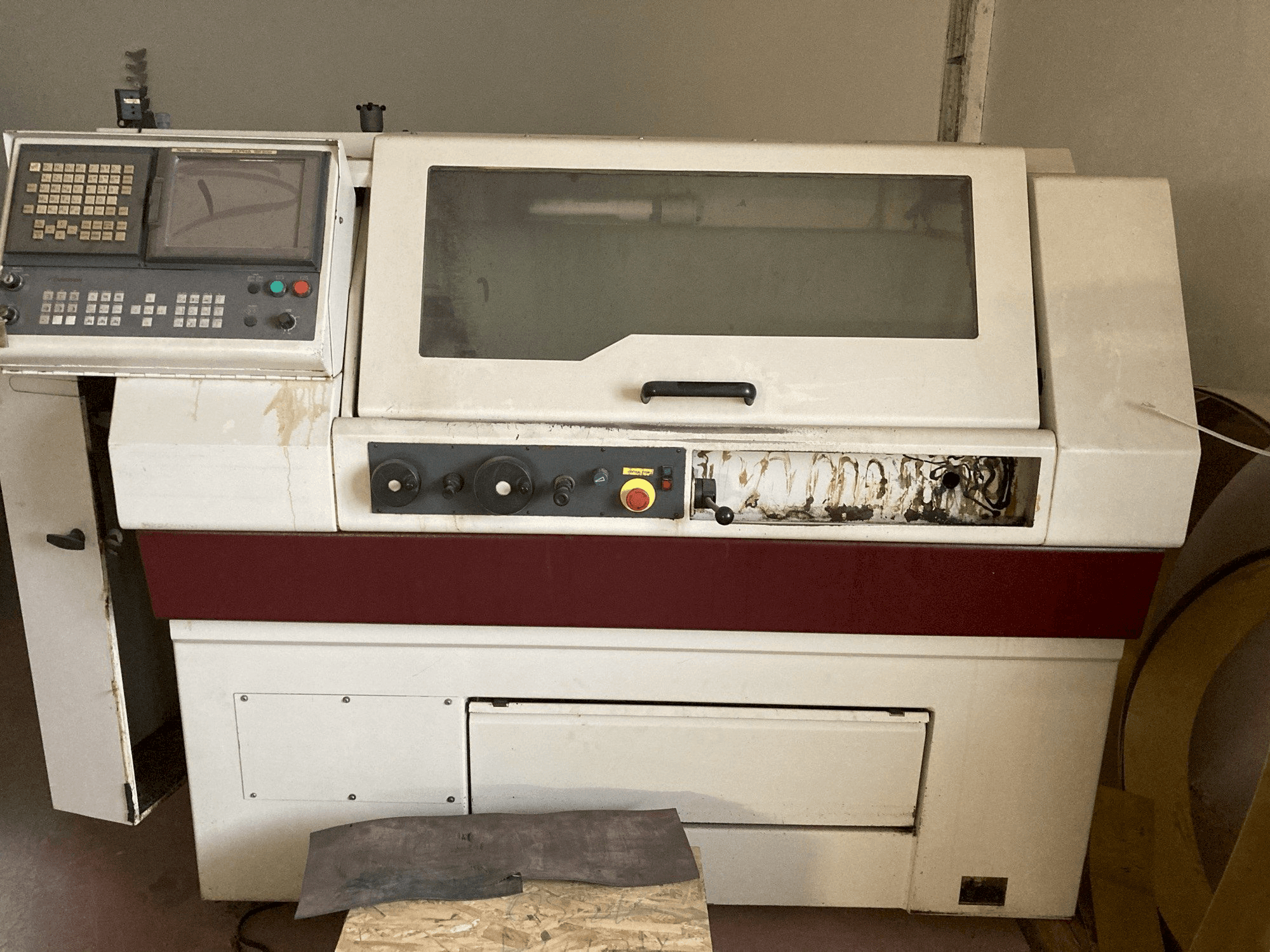 Čelní pohled na Harrison Alpha 1330S stroj