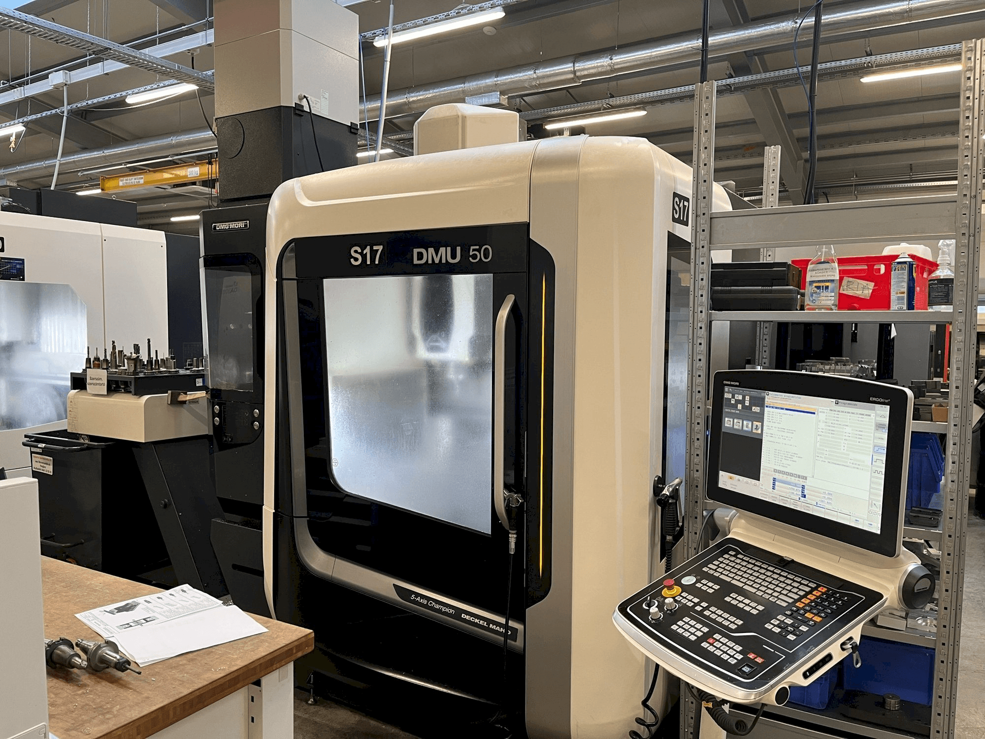Čelní pohled na DMG MORI DMU 50 stroj