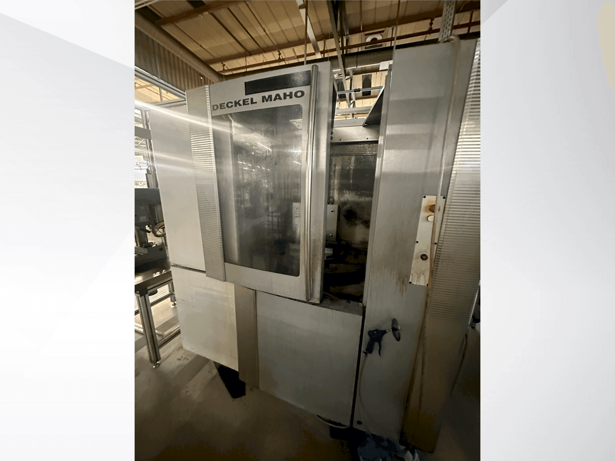 Čelní pohled na DECKEL MAHO DMC 50H stroj