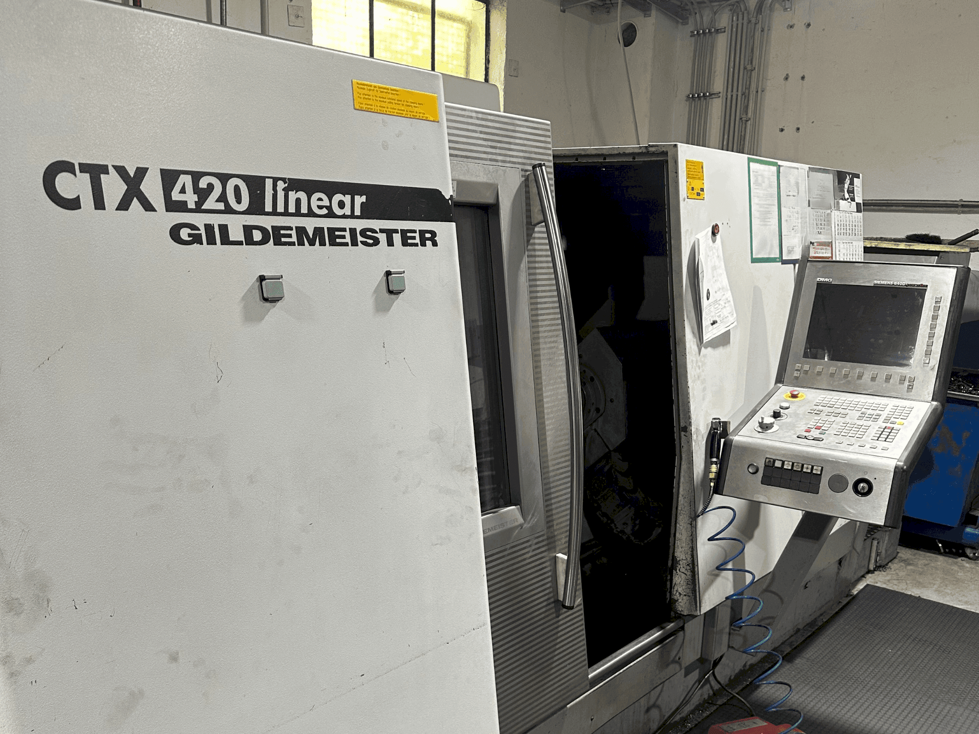 Čelní pohled na DMG CTX 420 Linear V6 stroj