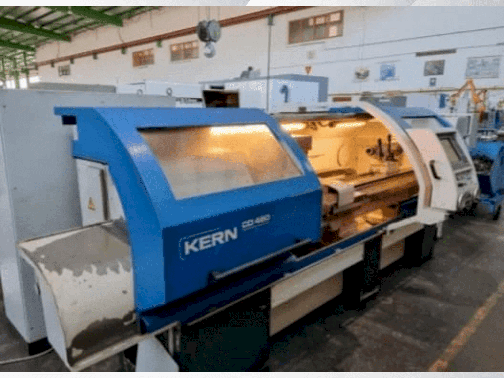 Čelní pohled na KERN CD 480/2000 stroj