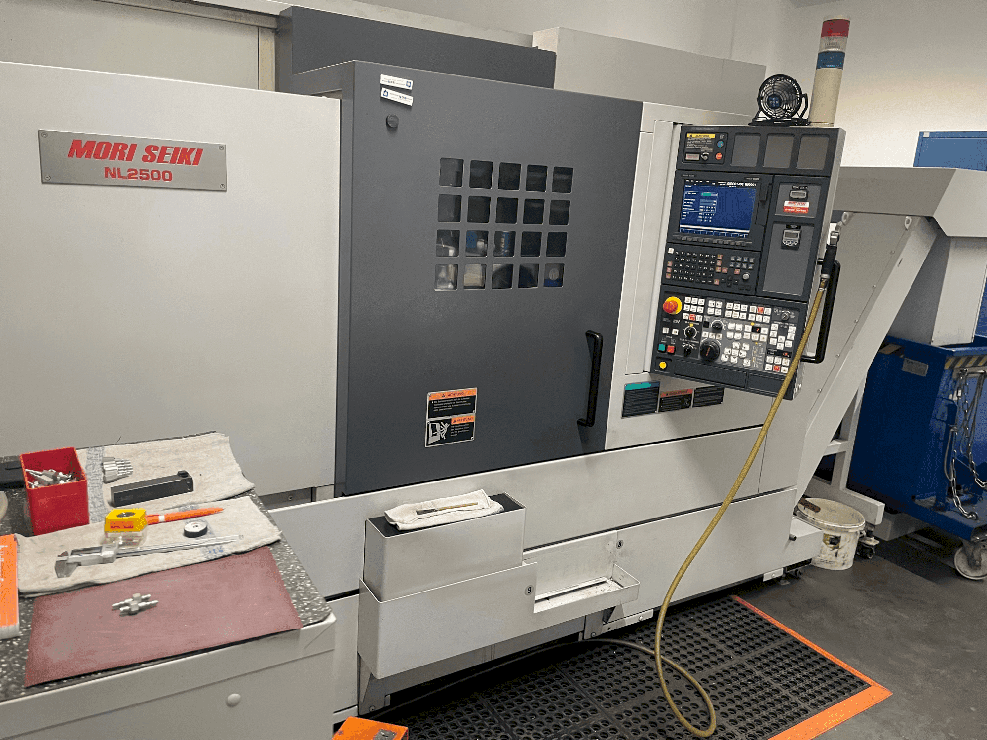 Čelní pohled na MORI SEIKI NL2500Y/700 stroj