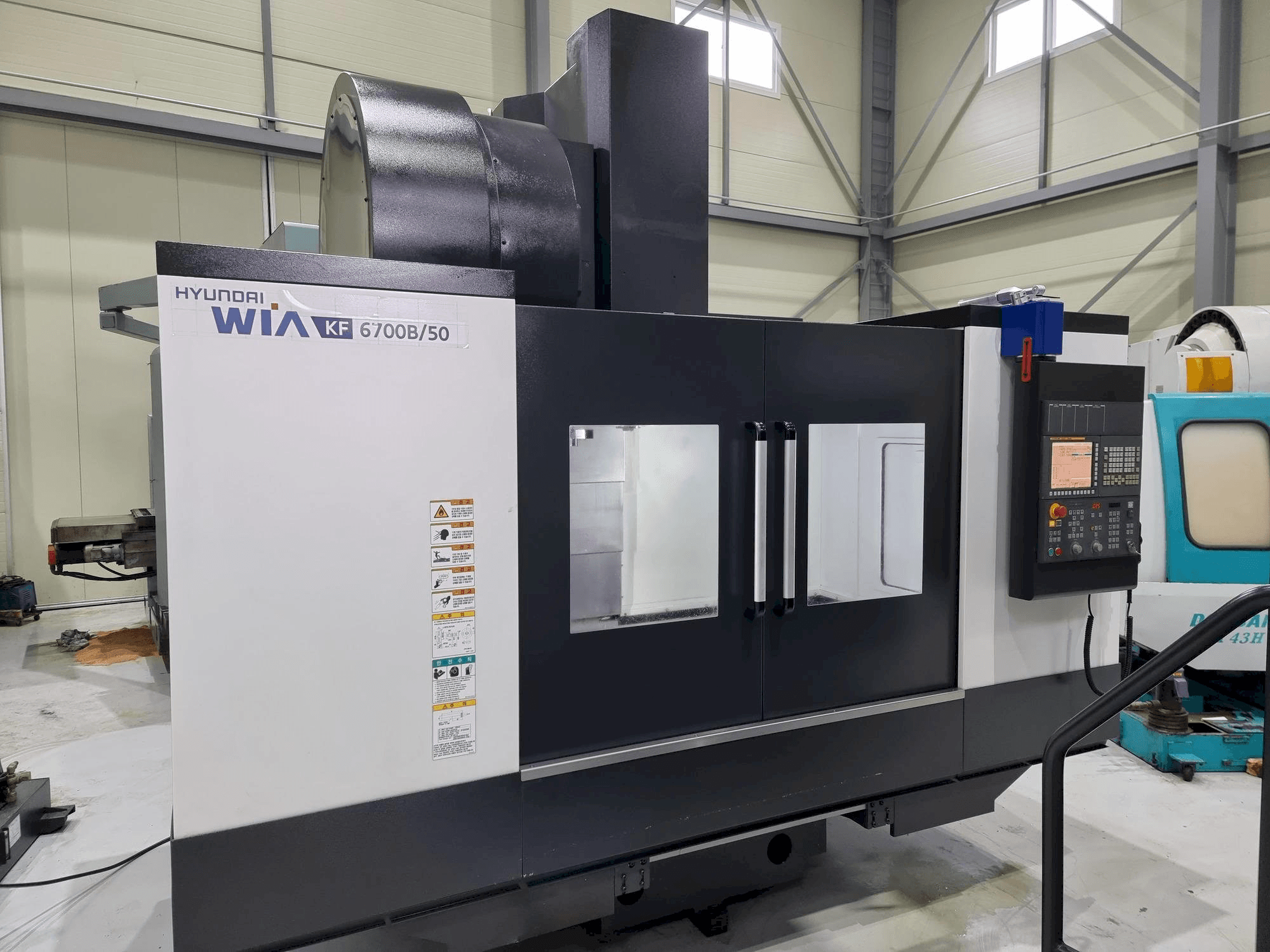 Čelní pohled na Hyundai Wia KF 6700B/50 stroj