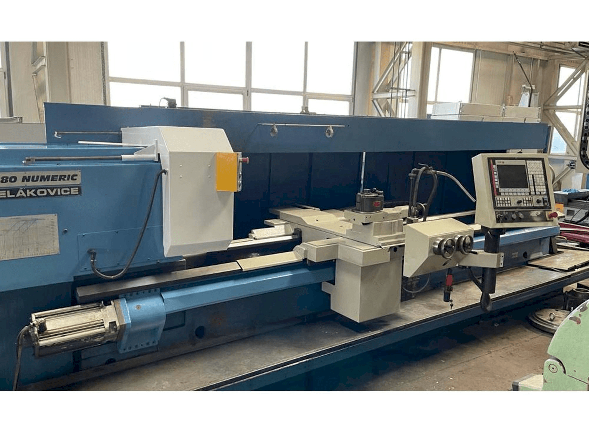 Čelní pohled na TOS SUA 80 / 3500 stroj