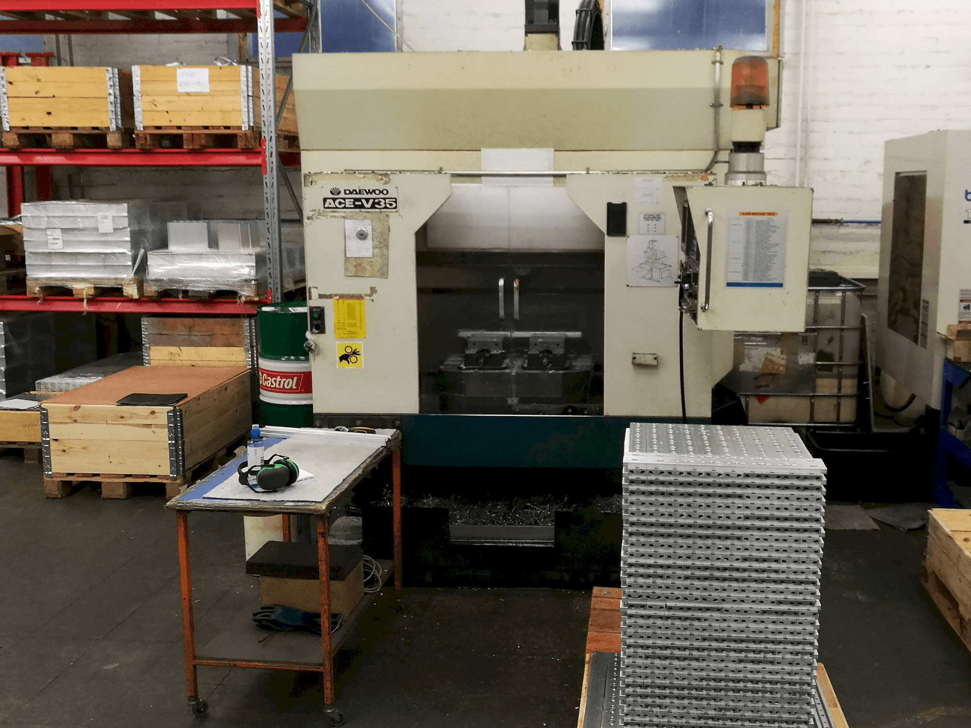 Čelní pohled na DAEWOO ACE V-35 stroj