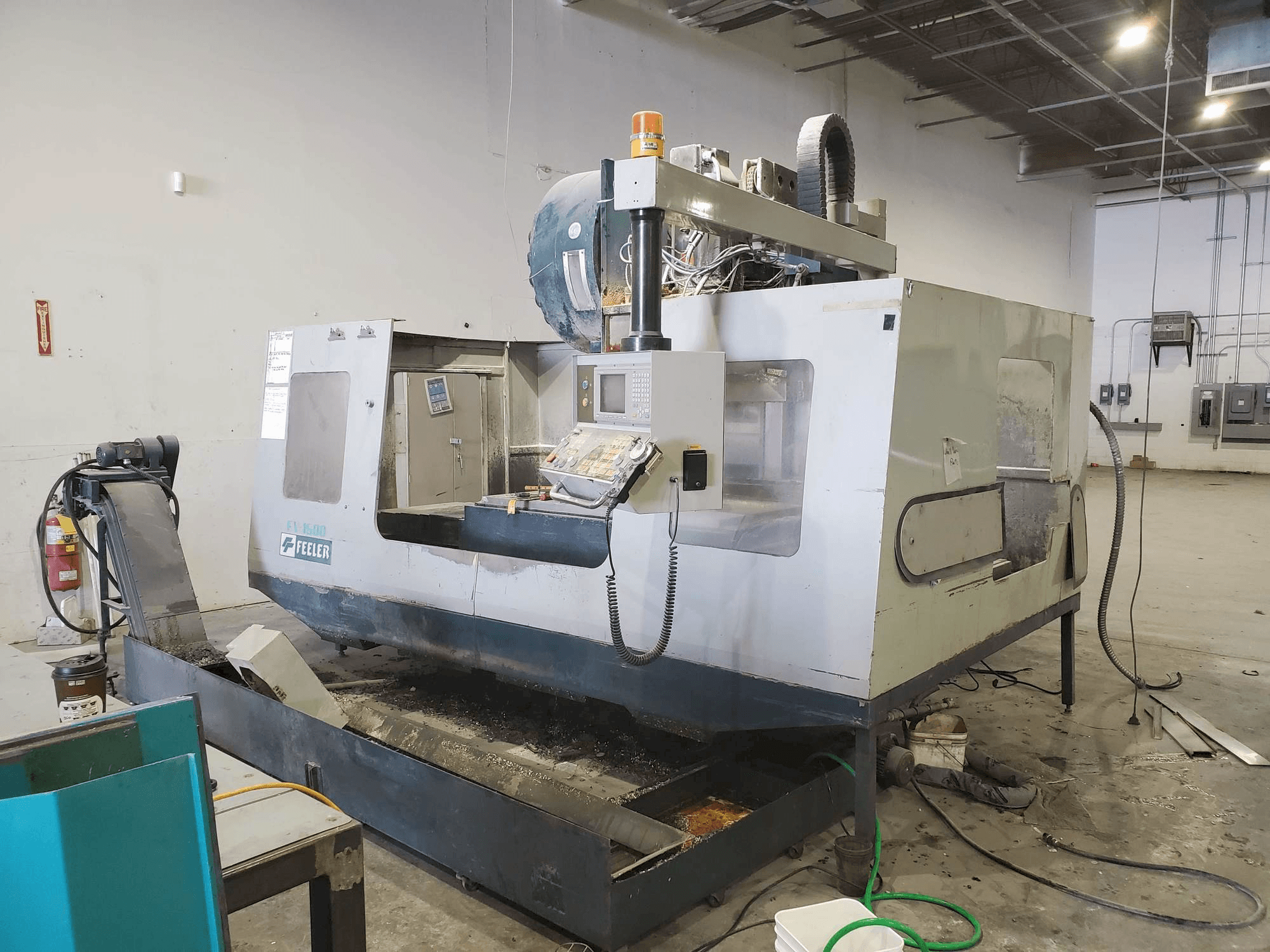 Čelní pohled na Feeler FV-1500A stroj