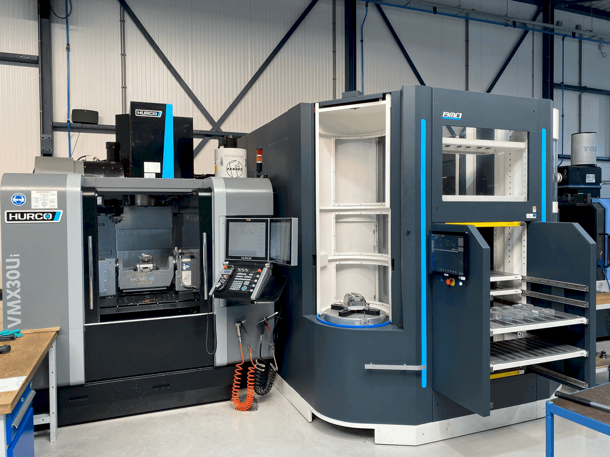 Čelní pohled na Hurco VMX30Ui + BMO Automation Titanium 50 stroj