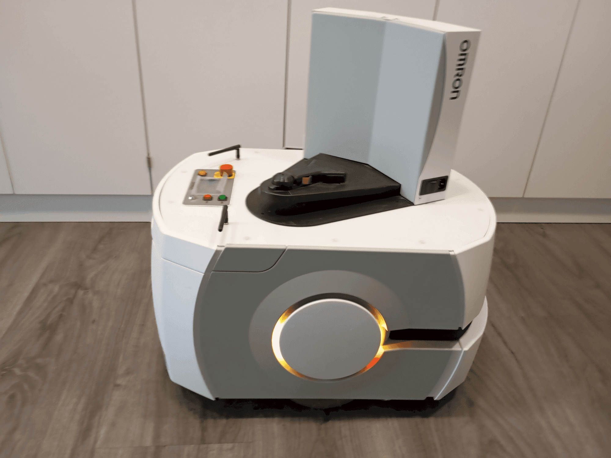 Čelní pohled na OMRON LD90 stroj