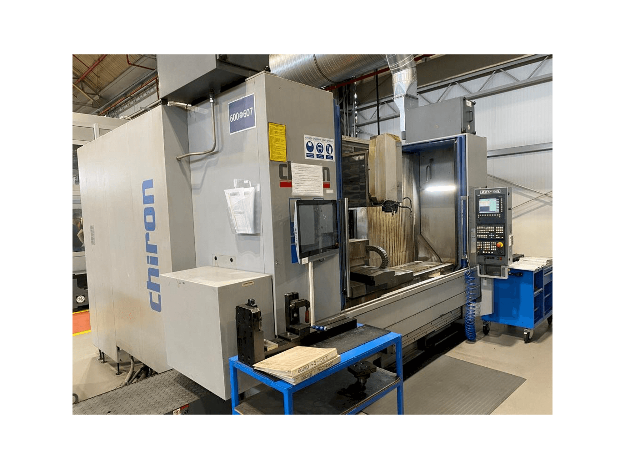 Čelní pohled na CHIRON MILL 2000 stroj